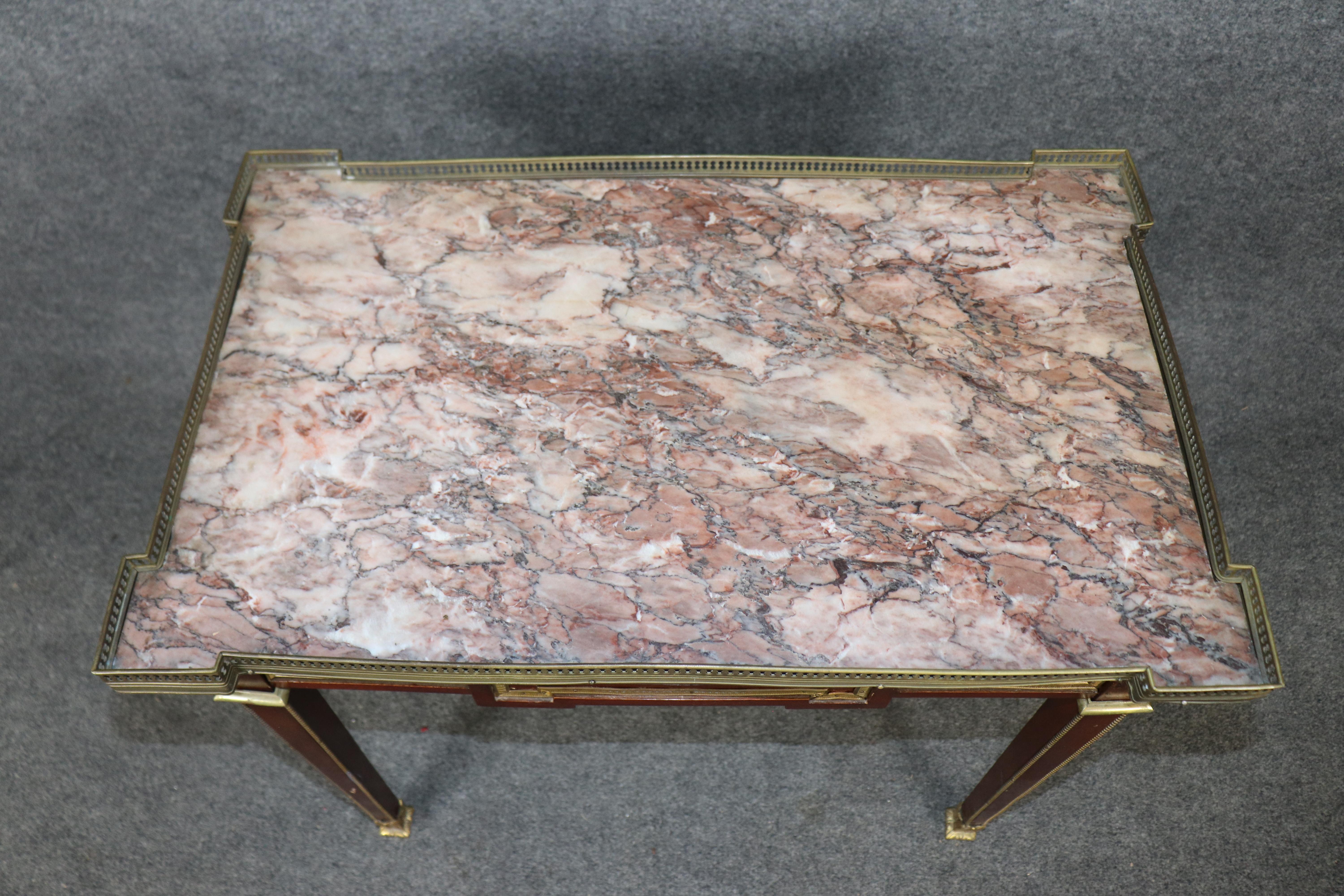 Mesa consola francesa de caoba estilo Luis XVI con tapa de mármol Breccia de los años 20 Bronce en venta