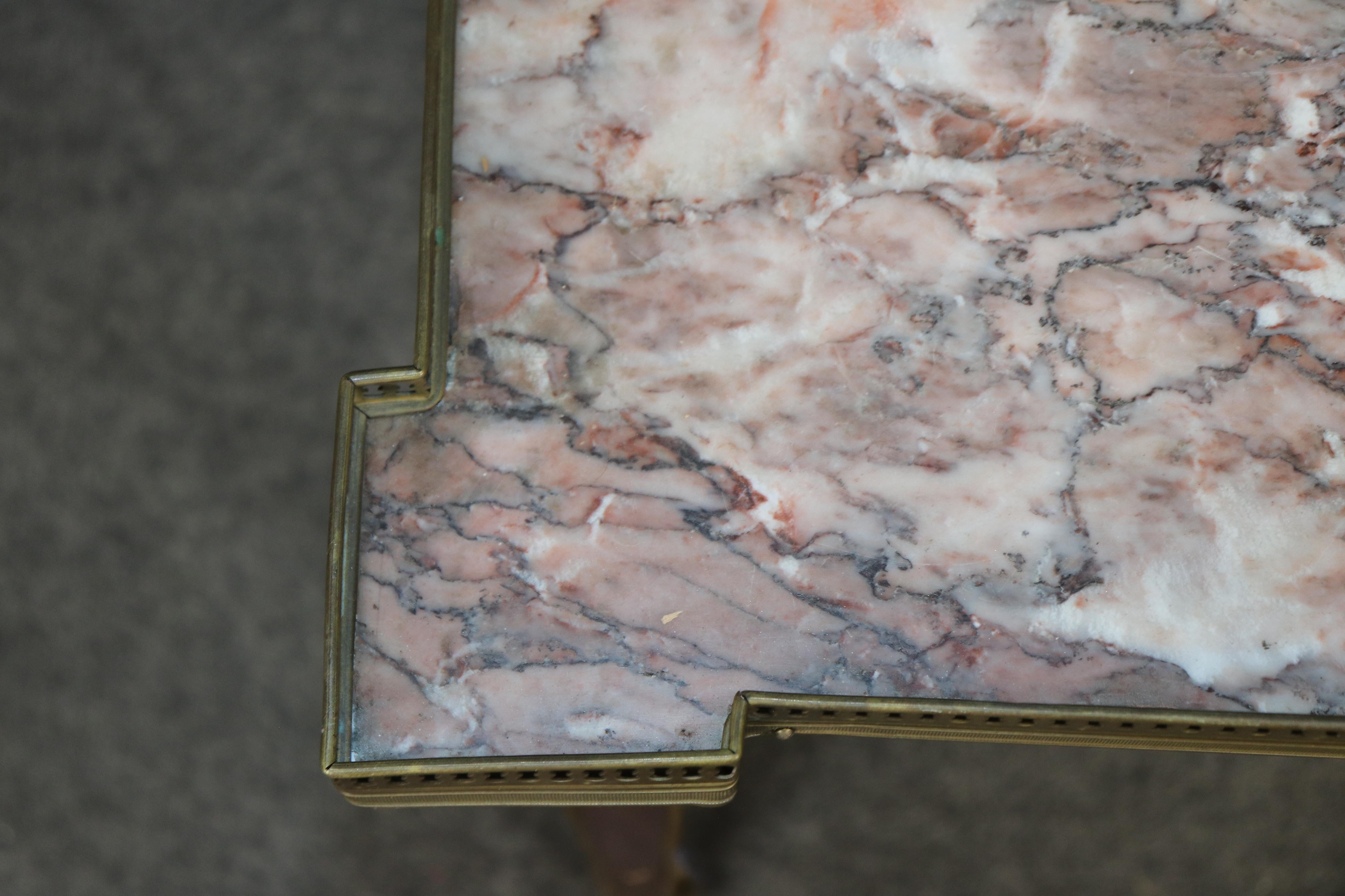 Mesa consola francesa de caoba estilo Luis XVI con tapa de mármol Breccia de los años 20 en venta 1