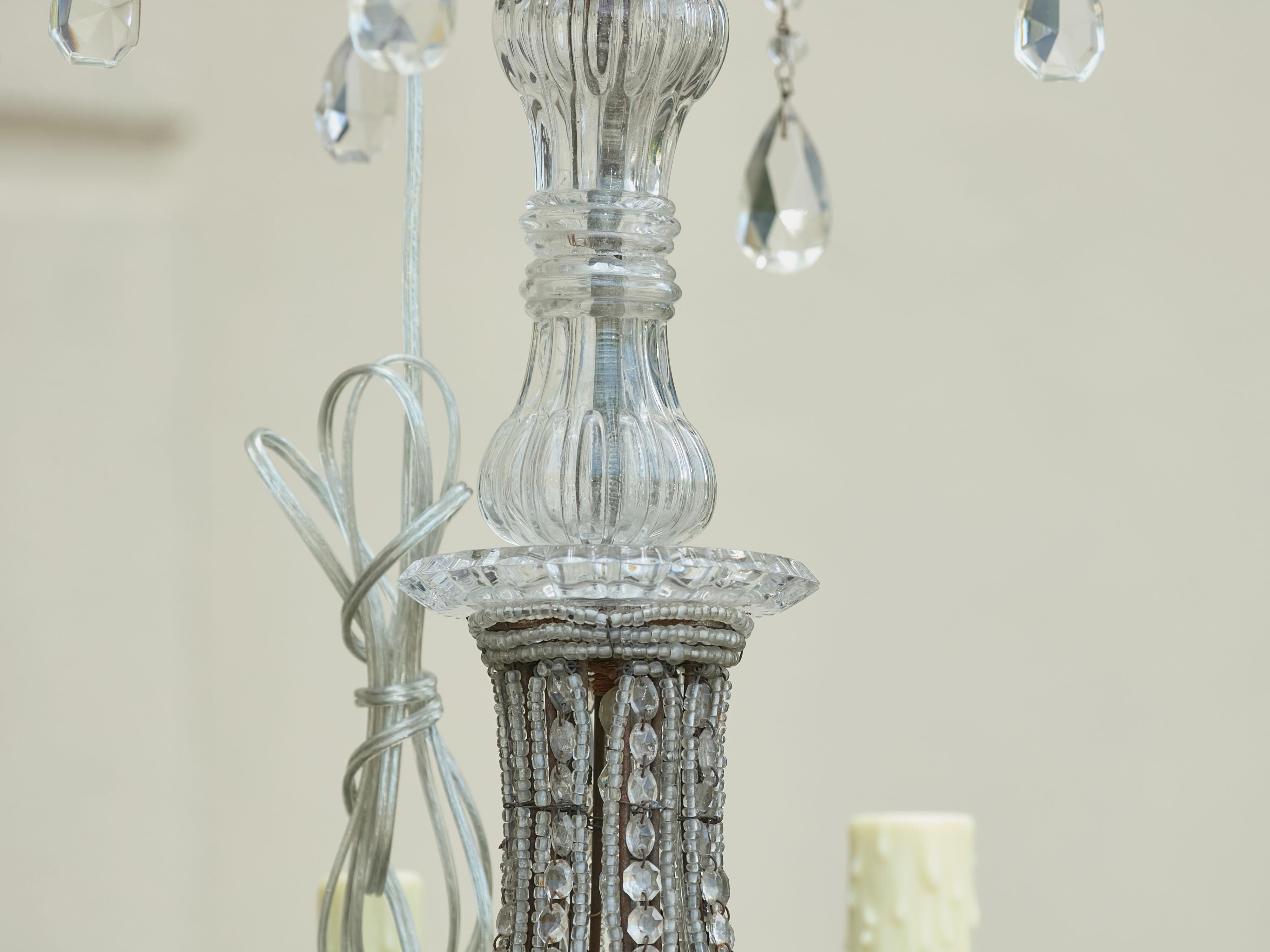 Lampadario francese a quattro luci degli anni '20 con cristalli sfaccettati e fili di perline in vendita 4