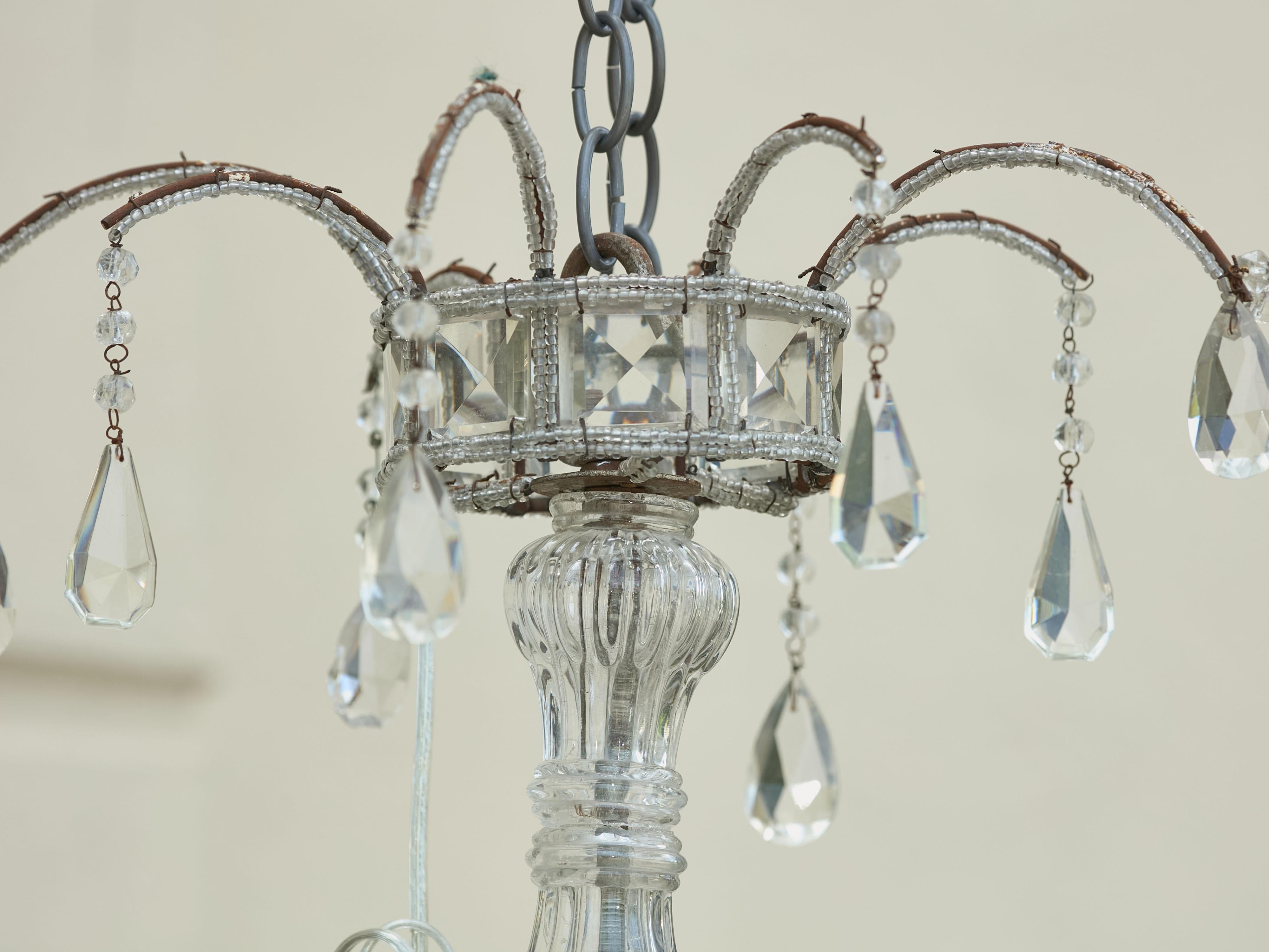Lampadario francese a quattro luci degli anni '20 con cristalli sfaccettati e fili di perline in vendita 5
