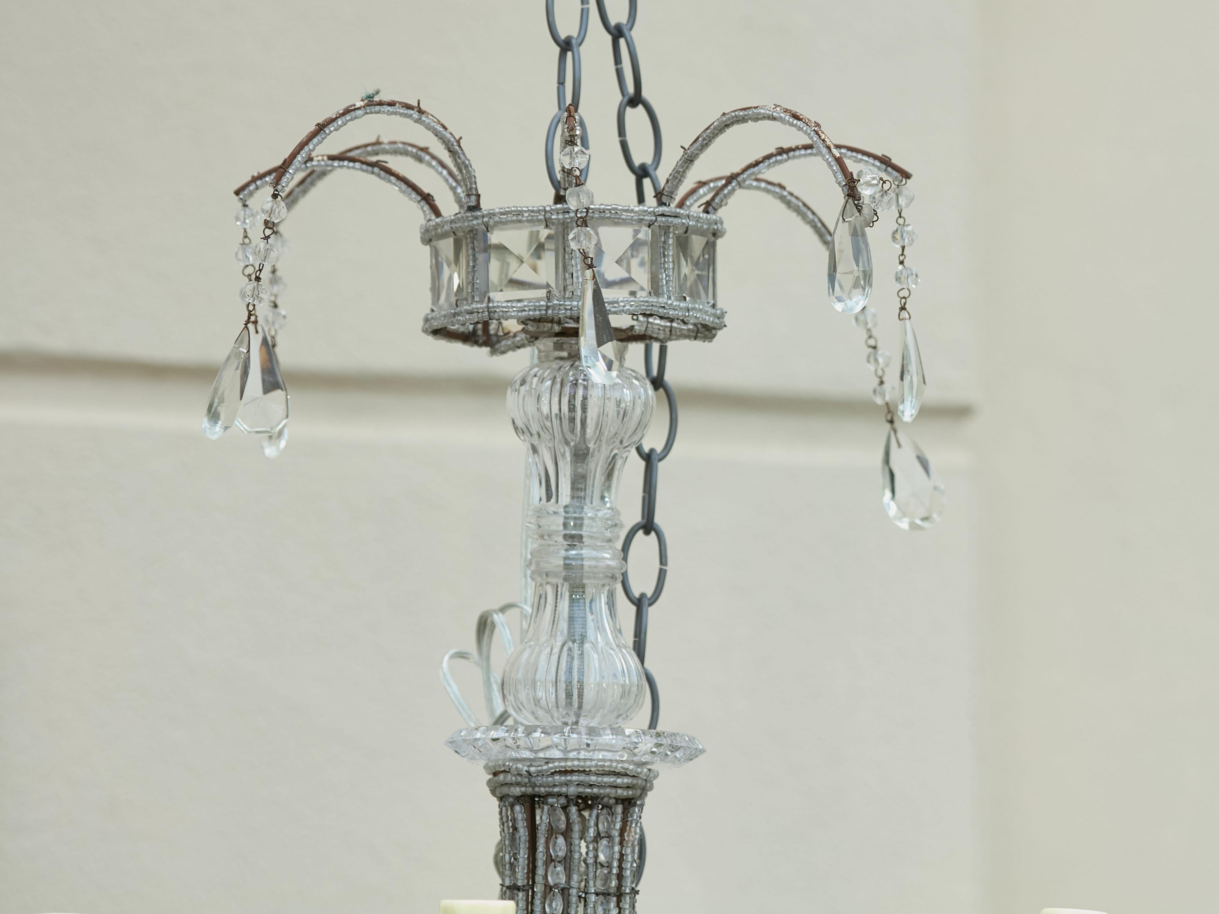 Lampadario francese a quattro luci degli anni '20 con cristalli sfaccettati e fili di perline in vendita 7