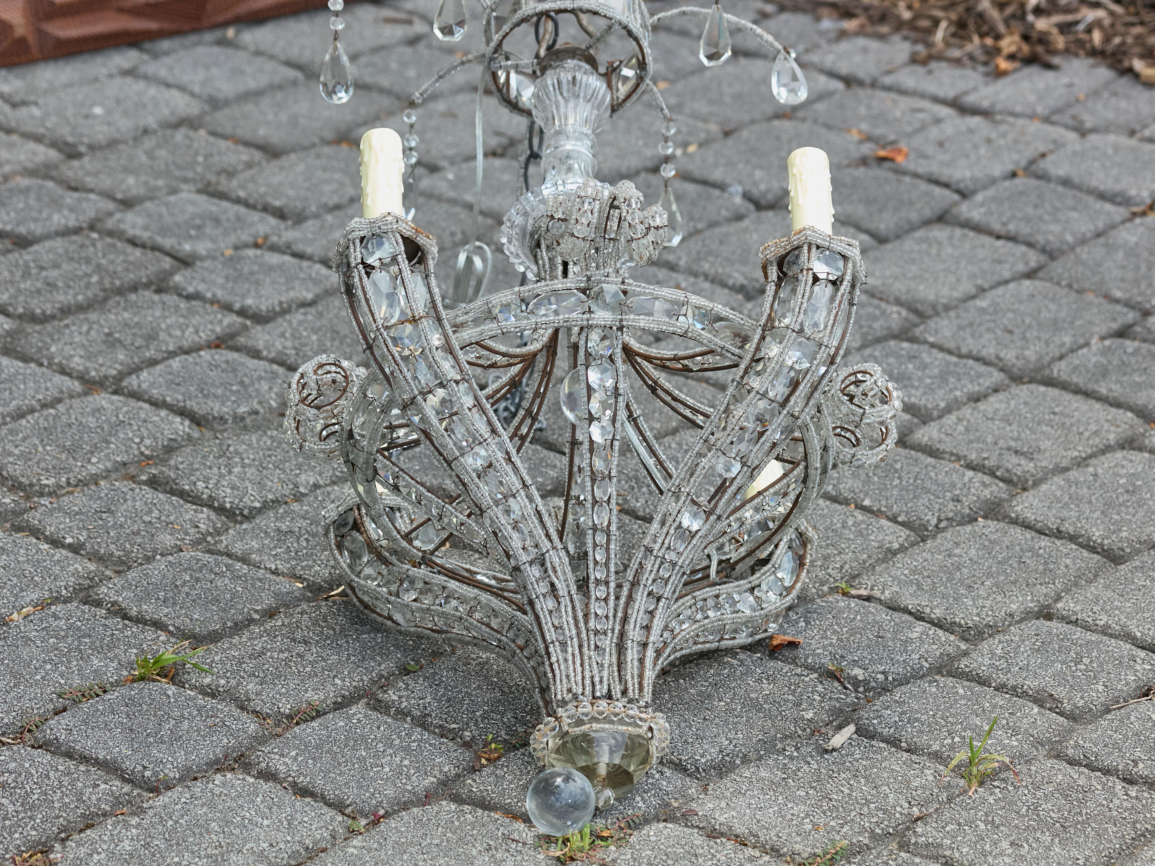 Lampadario francese a quattro luci degli anni '20 con cristalli sfaccettati e fili di perline in vendita 12