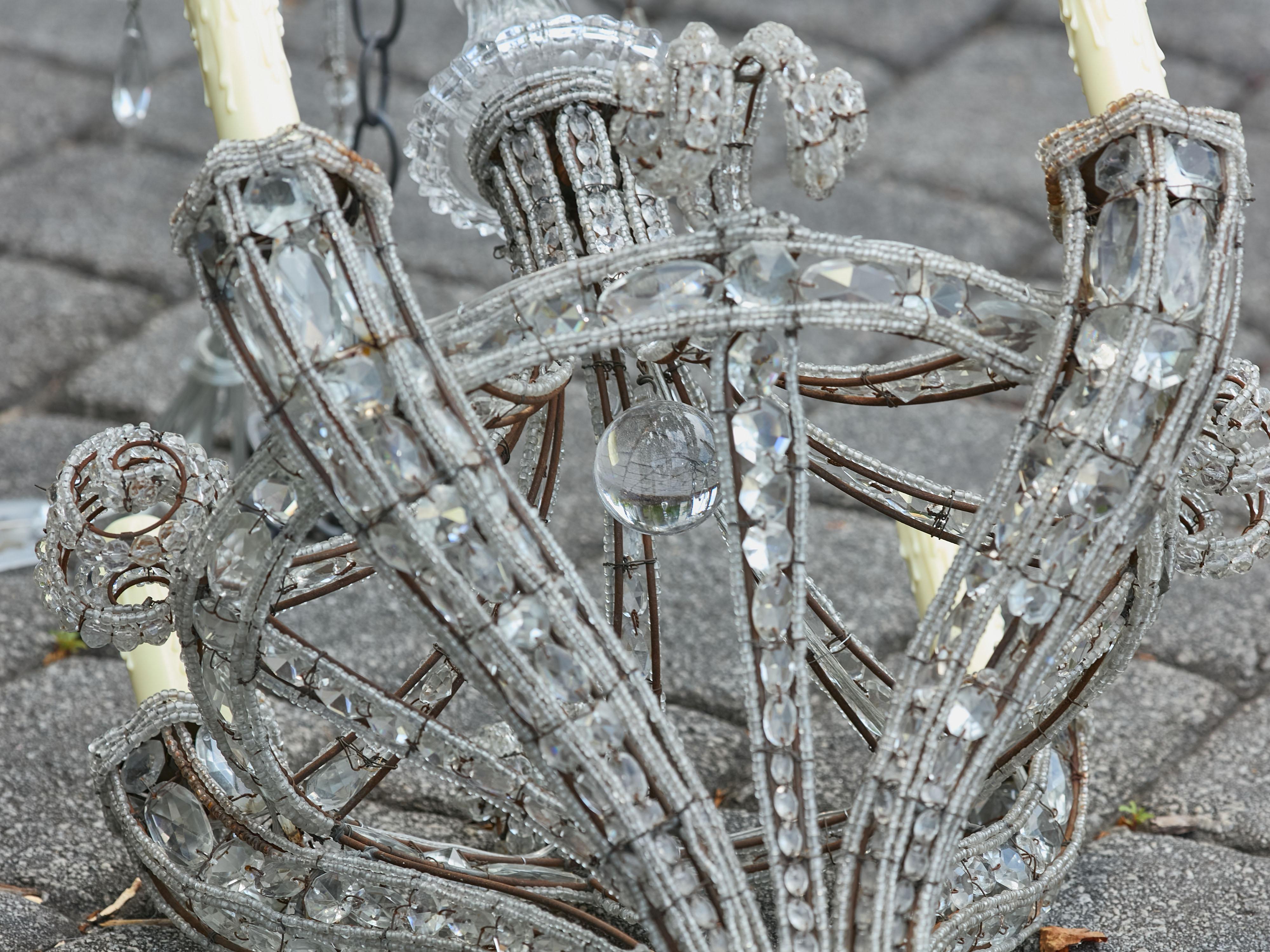 Lampadario francese a quattro luci degli anni '20 con cristalli sfaccettati e fili di perline in vendita 13