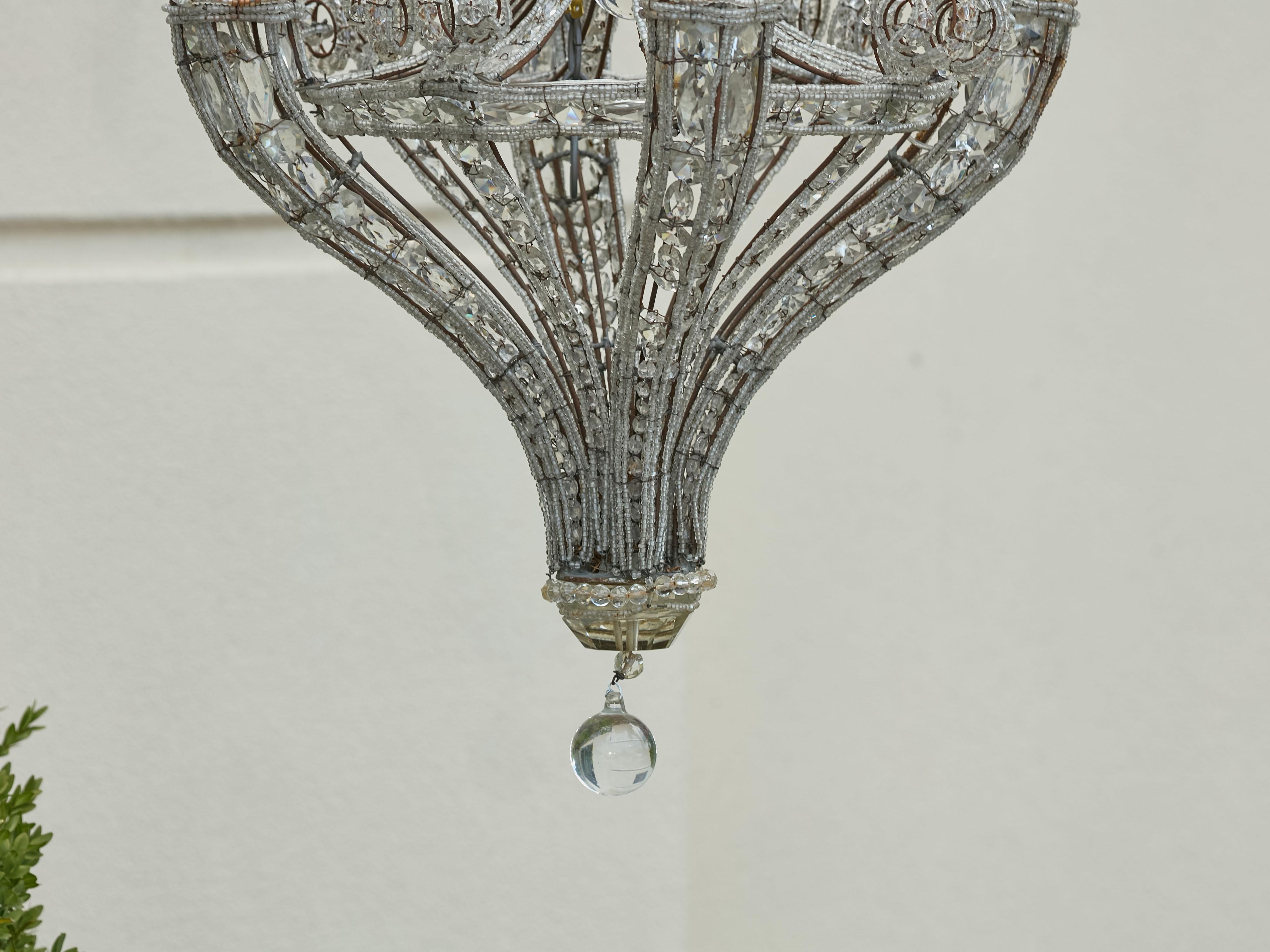 Lampadario francese a quattro luci degli anni '20 con cristalli sfaccettati e fili di perline In condizioni buone in vendita a Atlanta, GA