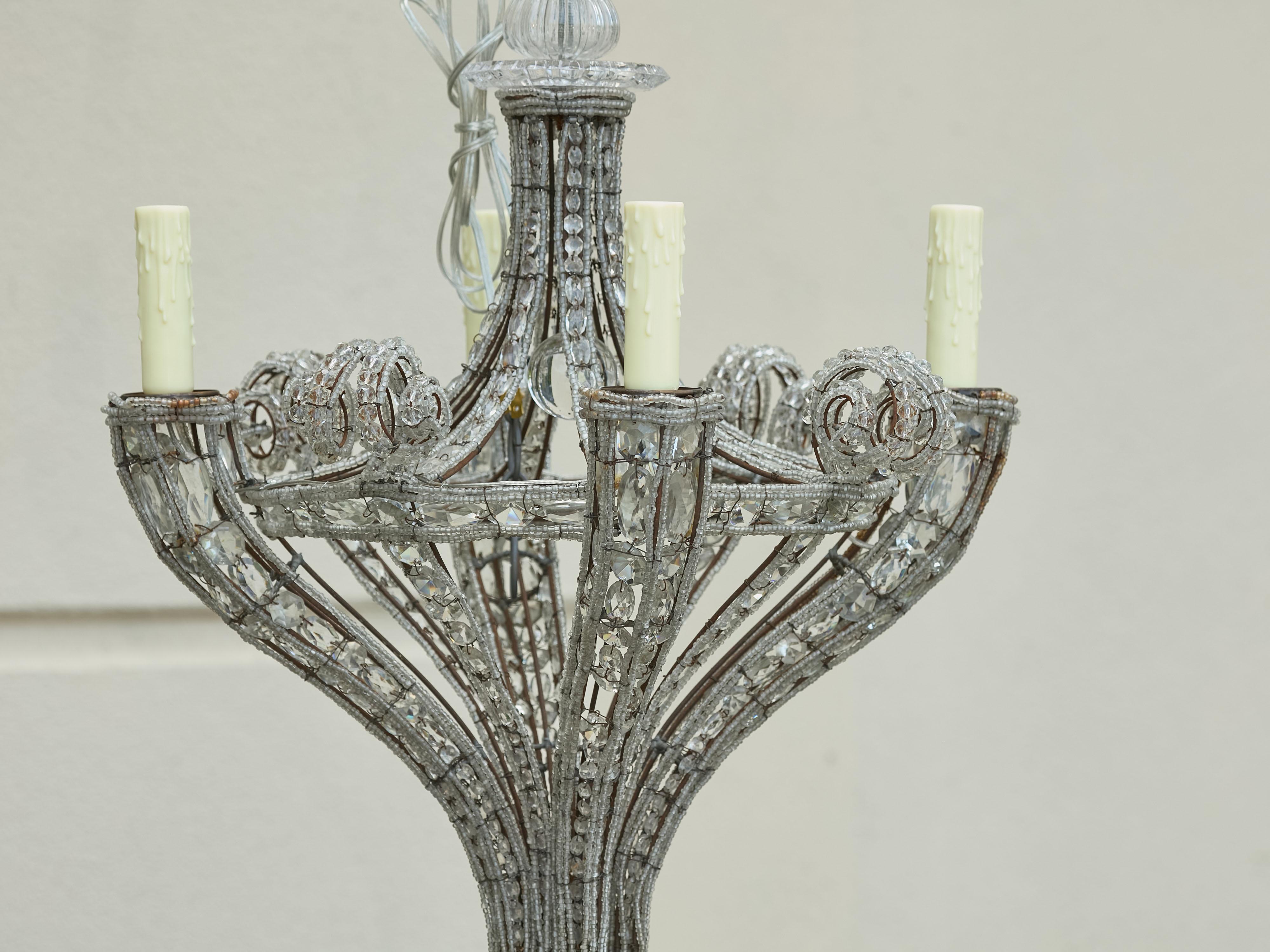 XX secolo Lampadario francese a quattro luci degli anni '20 con cristalli sfaccettati e fili di perline in vendita