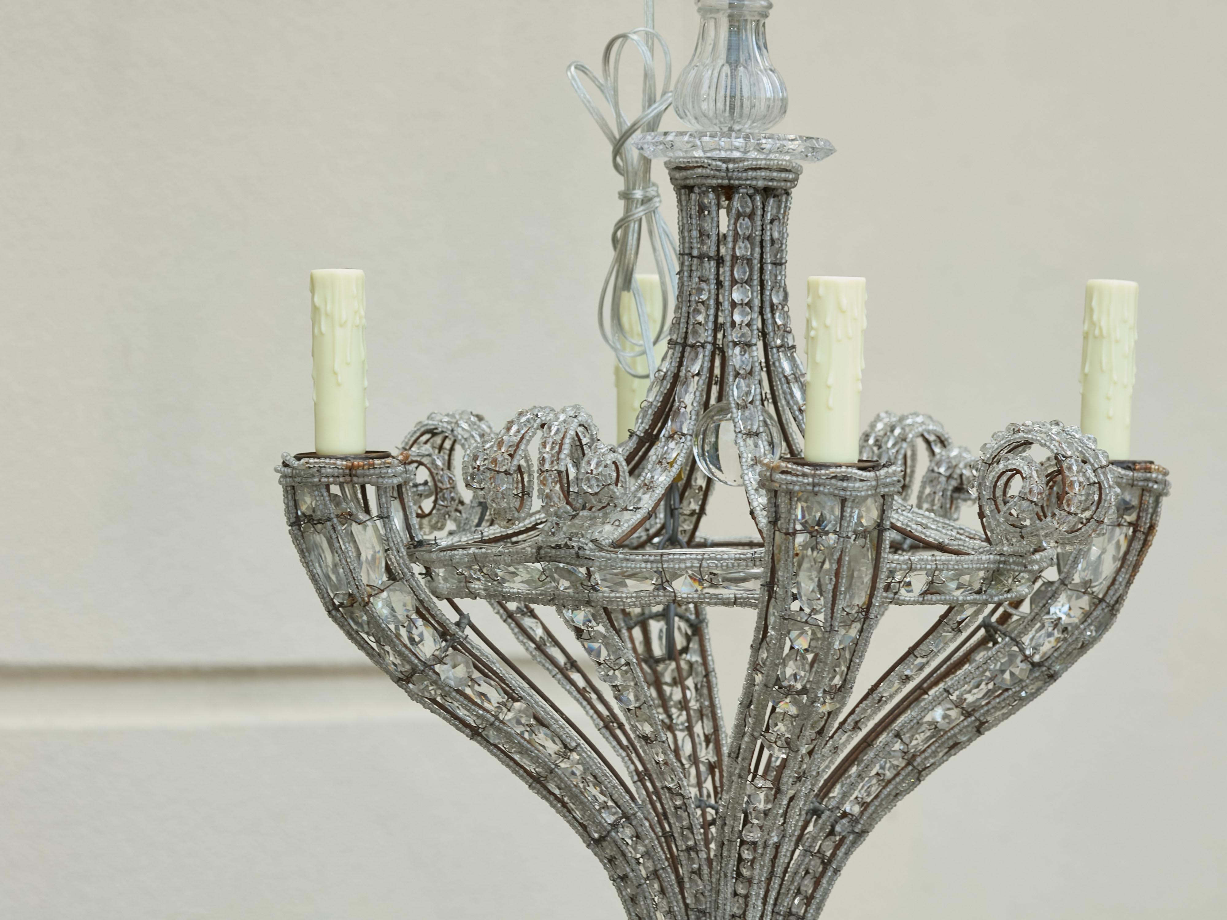 Cristallo Lampadario francese a quattro luci degli anni '20 con cristalli sfaccettati e fili di perline in vendita