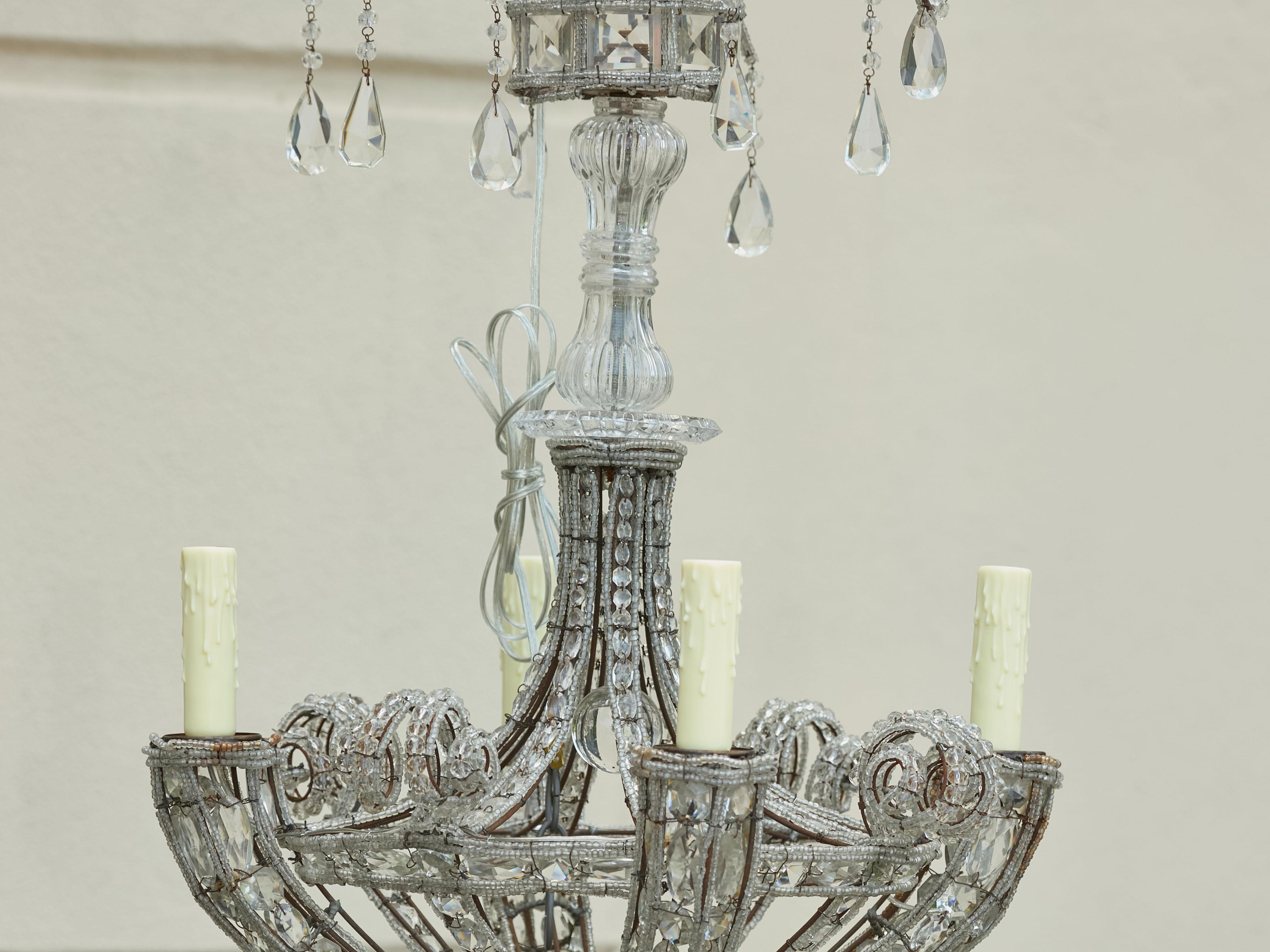 Lampadario francese a quattro luci degli anni '20 con cristalli sfaccettati e fili di perline in vendita 1