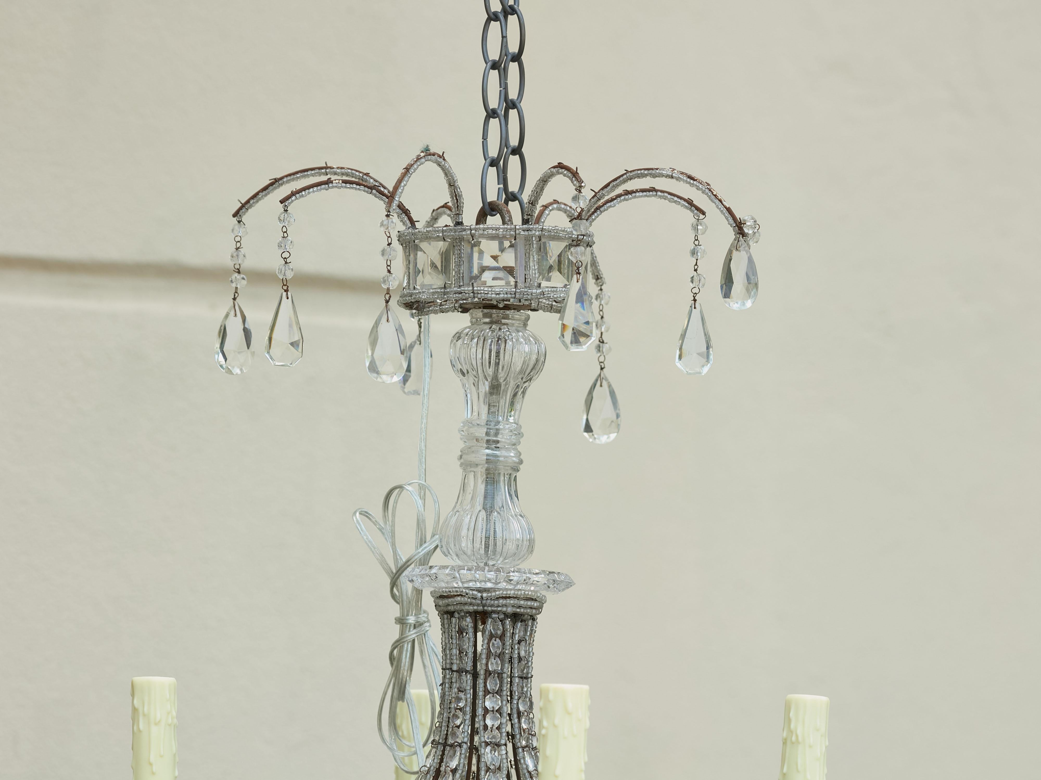 Lampadario francese a quattro luci degli anni '20 con cristalli sfaccettati e fili di perline in vendita 2