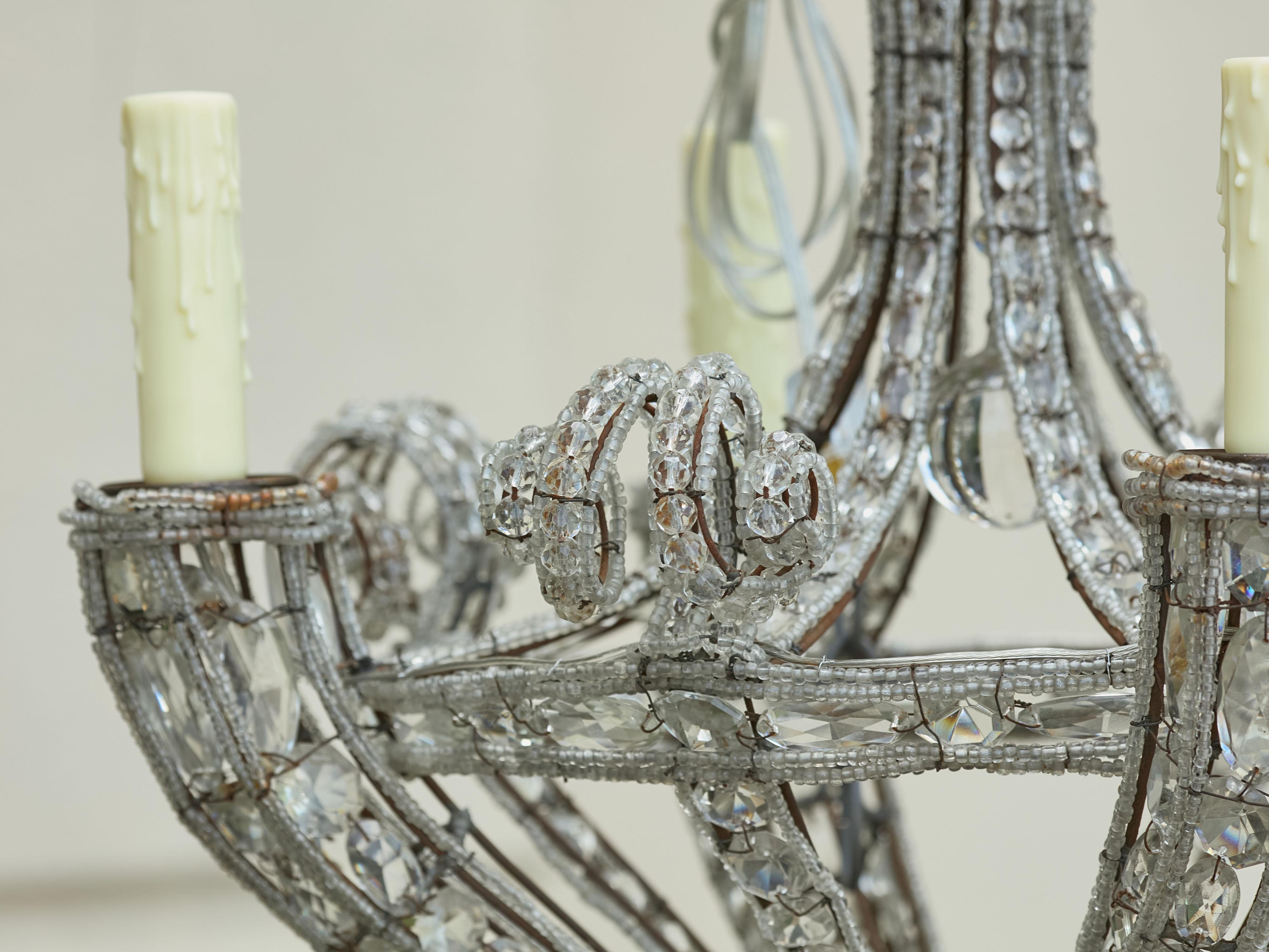 Lampadario francese a quattro luci degli anni '20 con cristalli sfaccettati e fili di perline in vendita 3