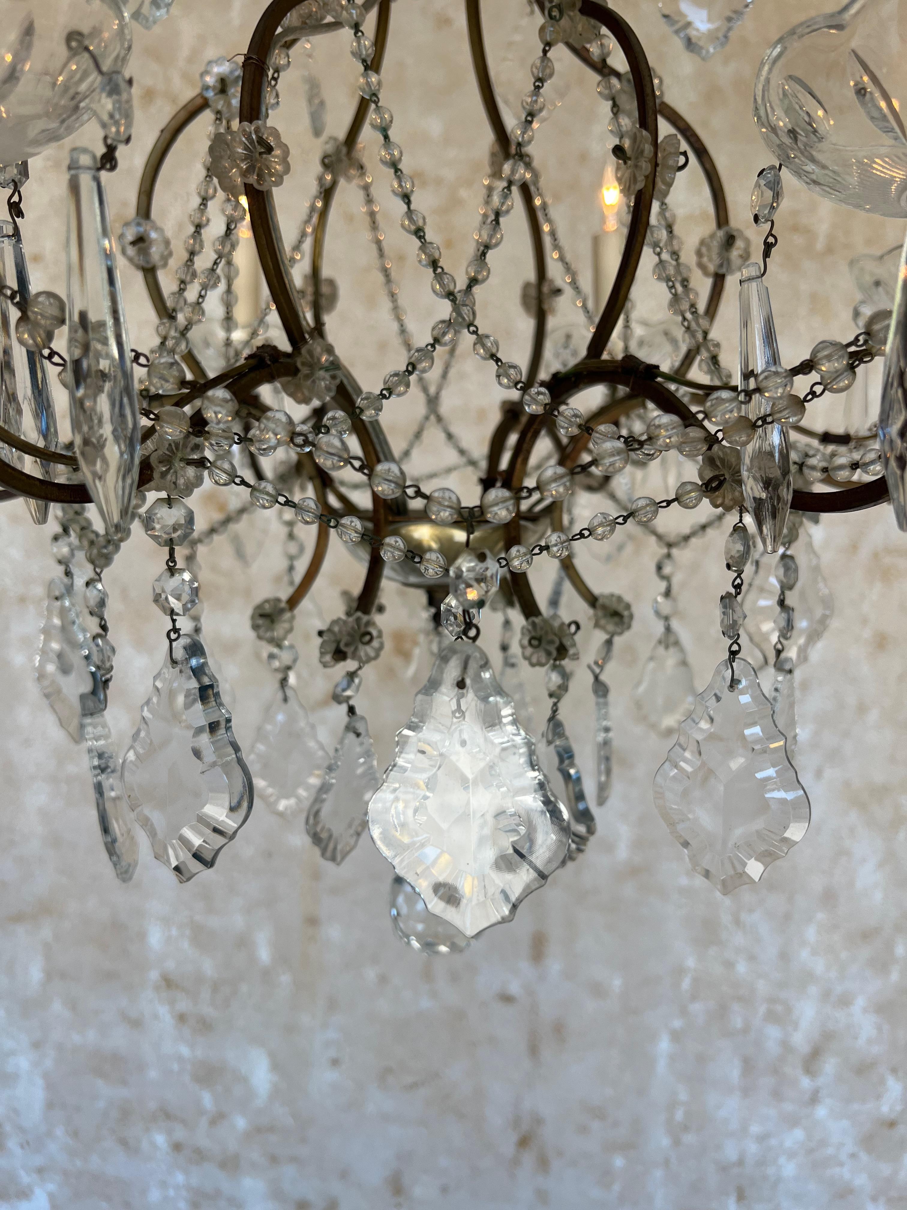 Lustre à six bras en verre et cristal français des années 1920 en vente 3