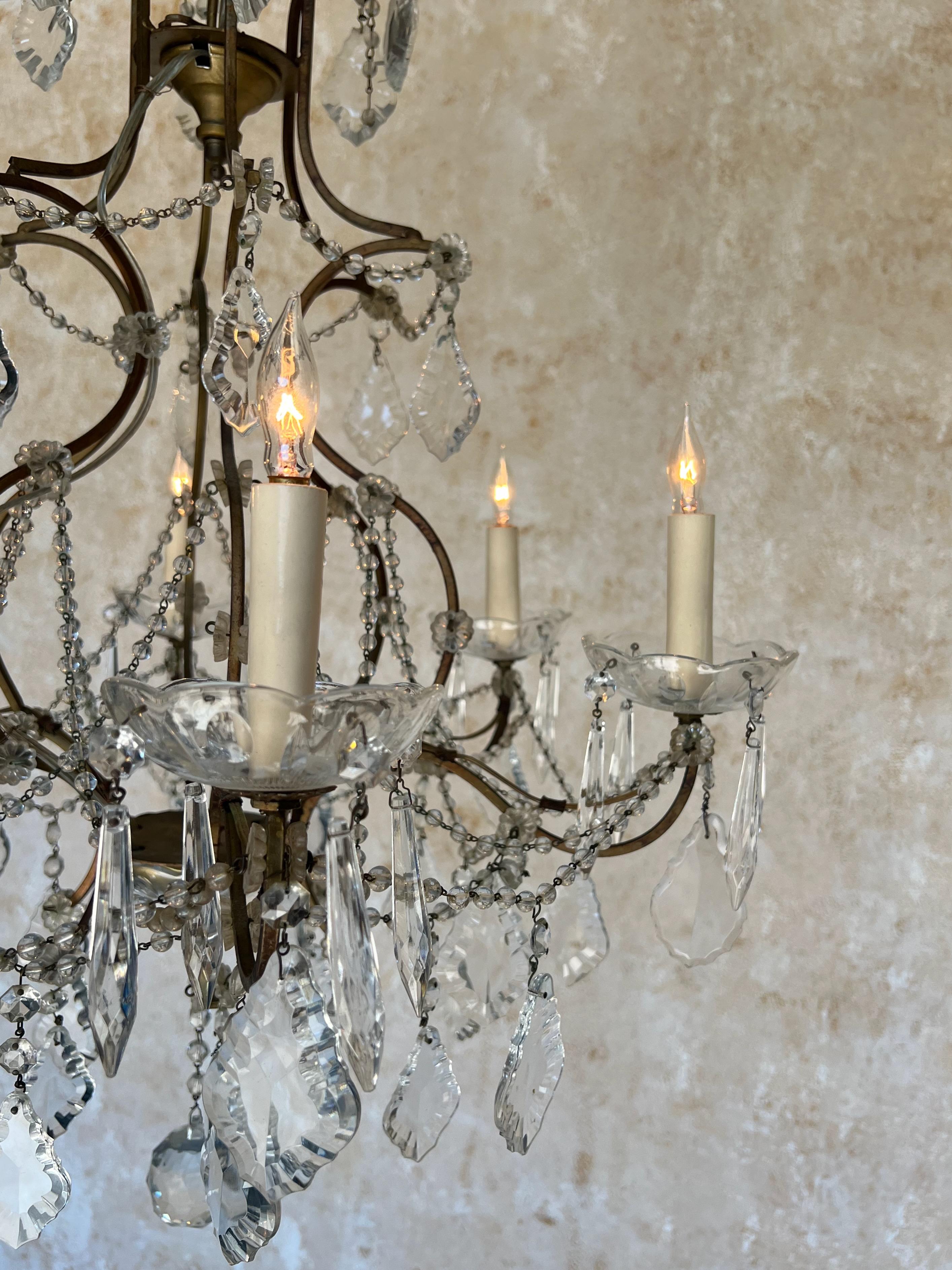 Lustre à six bras en verre et cristal français des années 1920 en vente 4