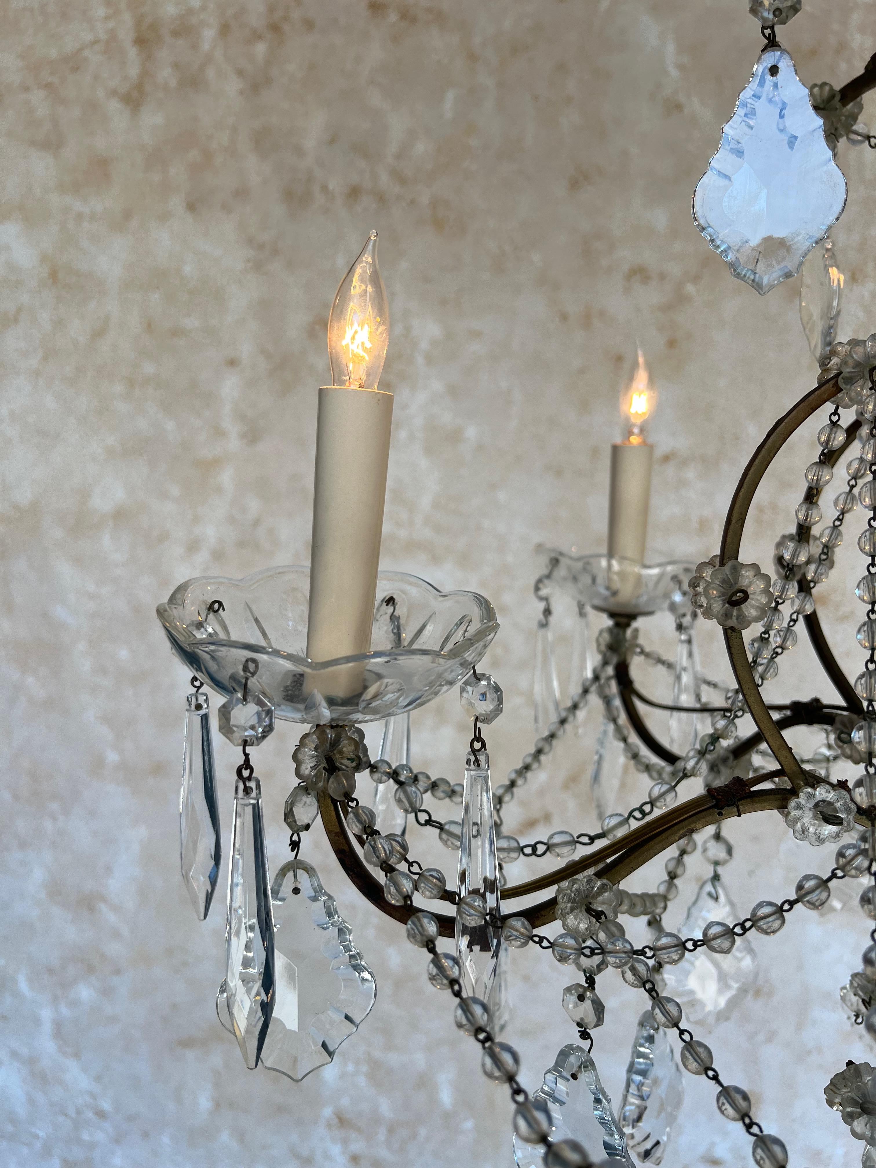 Lustre à six bras en verre et cristal français des années 1920 en vente 5