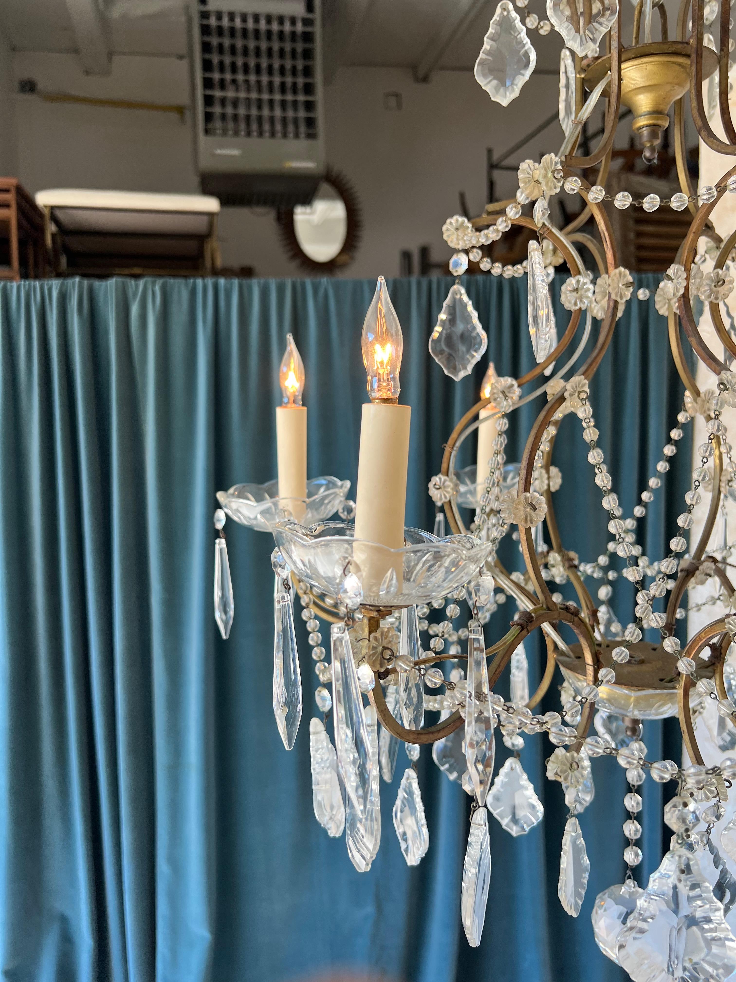 Lustre à six bras en verre et cristal français des années 1920 en vente 6