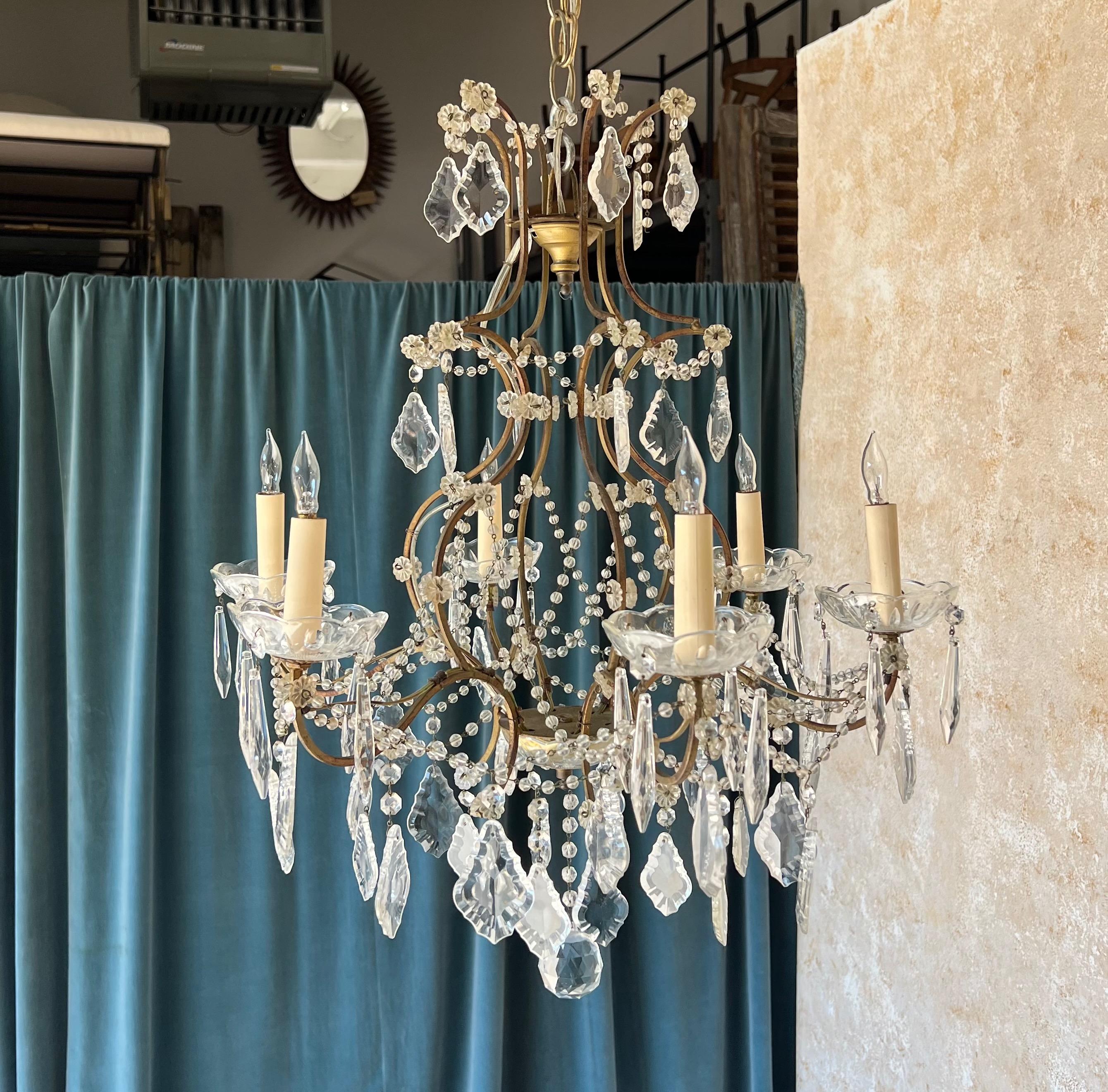 Ajoutez une touche de sophistication parisienne intemporelle à votre intérieur avec cet élégant lustre français en verre et en cristal des années 1920. Ce luminaire captivant comporte six bras gracieusement incurvés, chacun orné de délicates boules