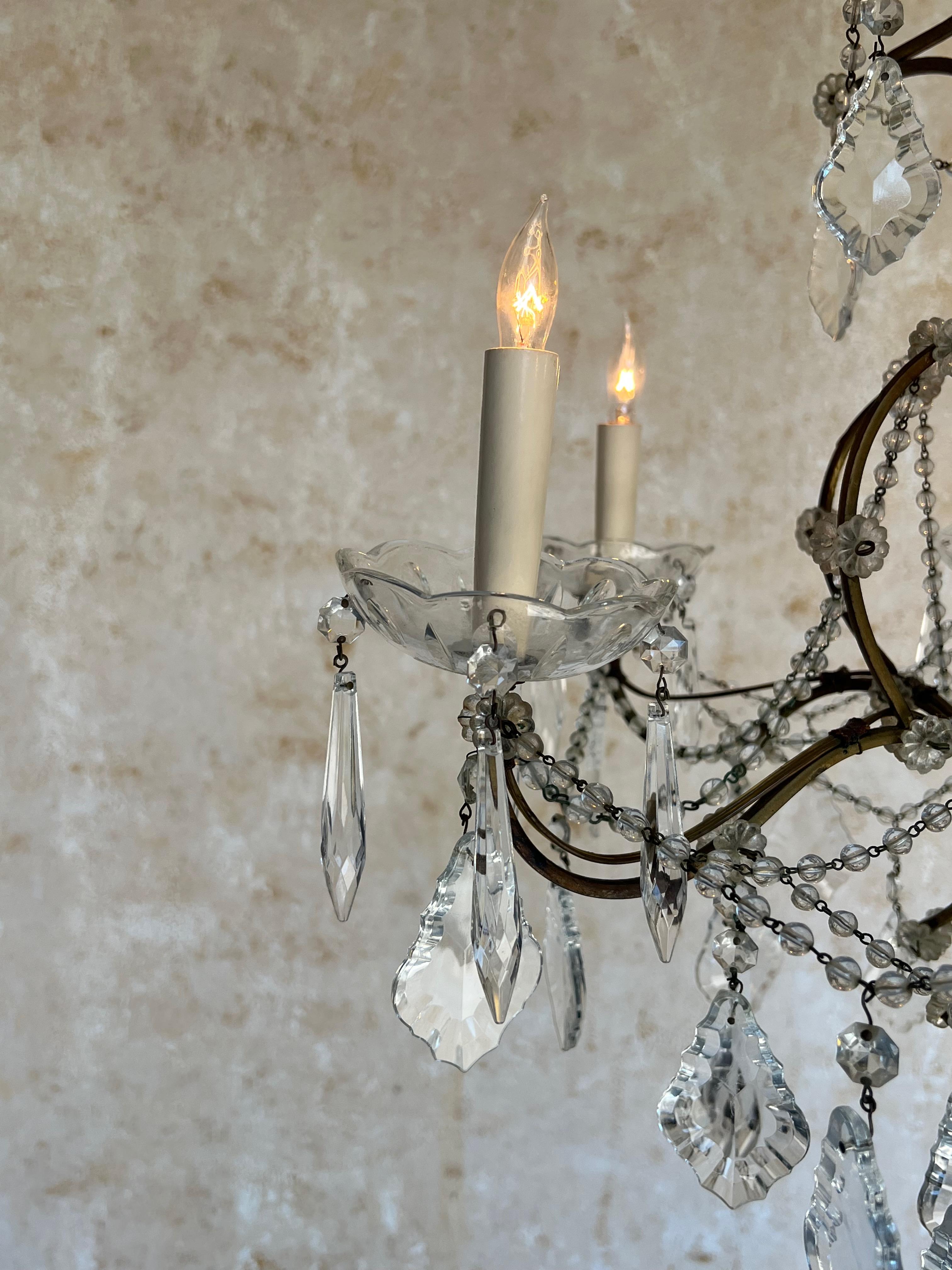 Début du 20ème siècle Lustre à six bras en verre et cristal français des années 1920 en vente