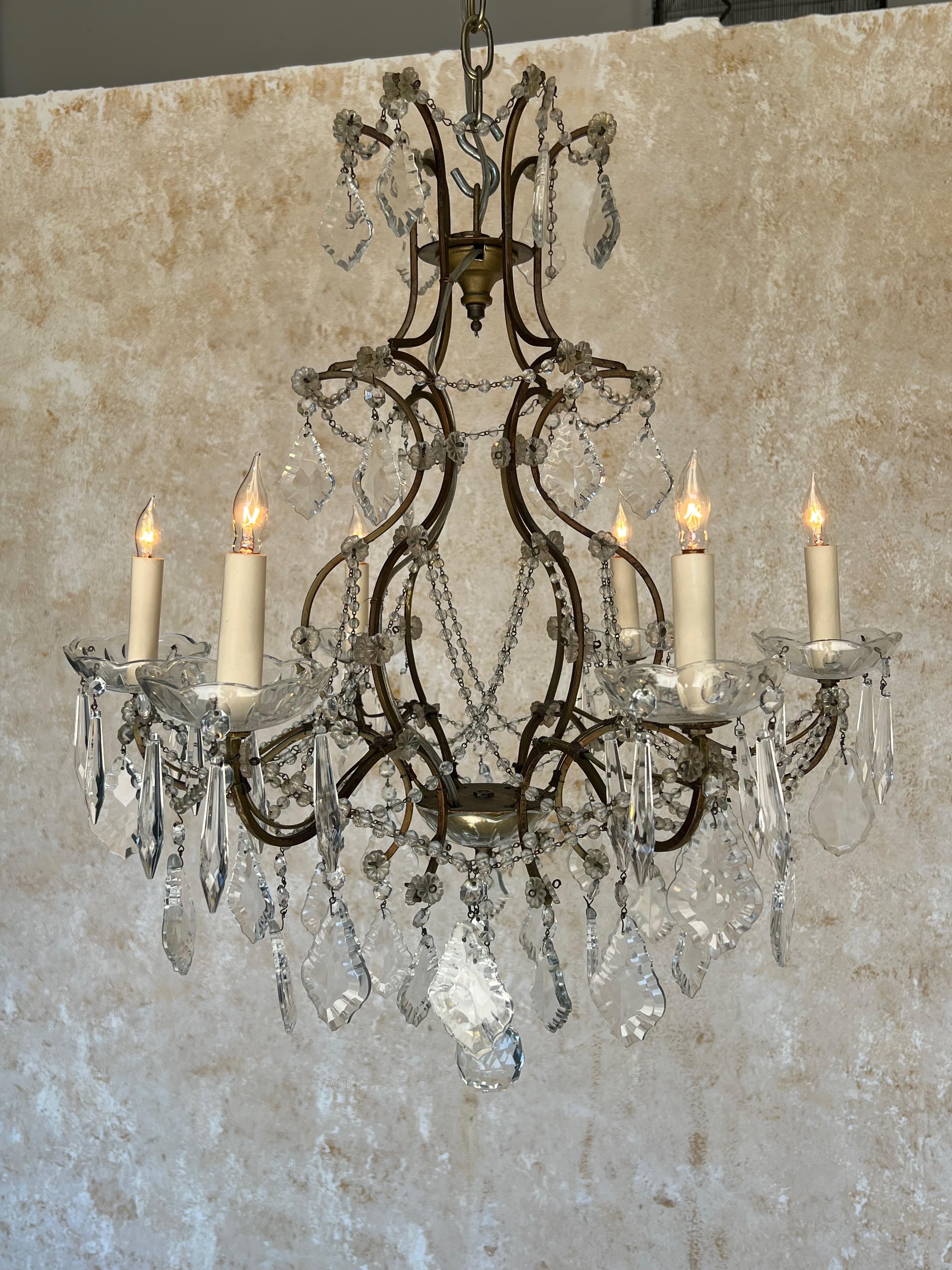 Lustre à six bras en verre et cristal français des années 1920 en vente 1