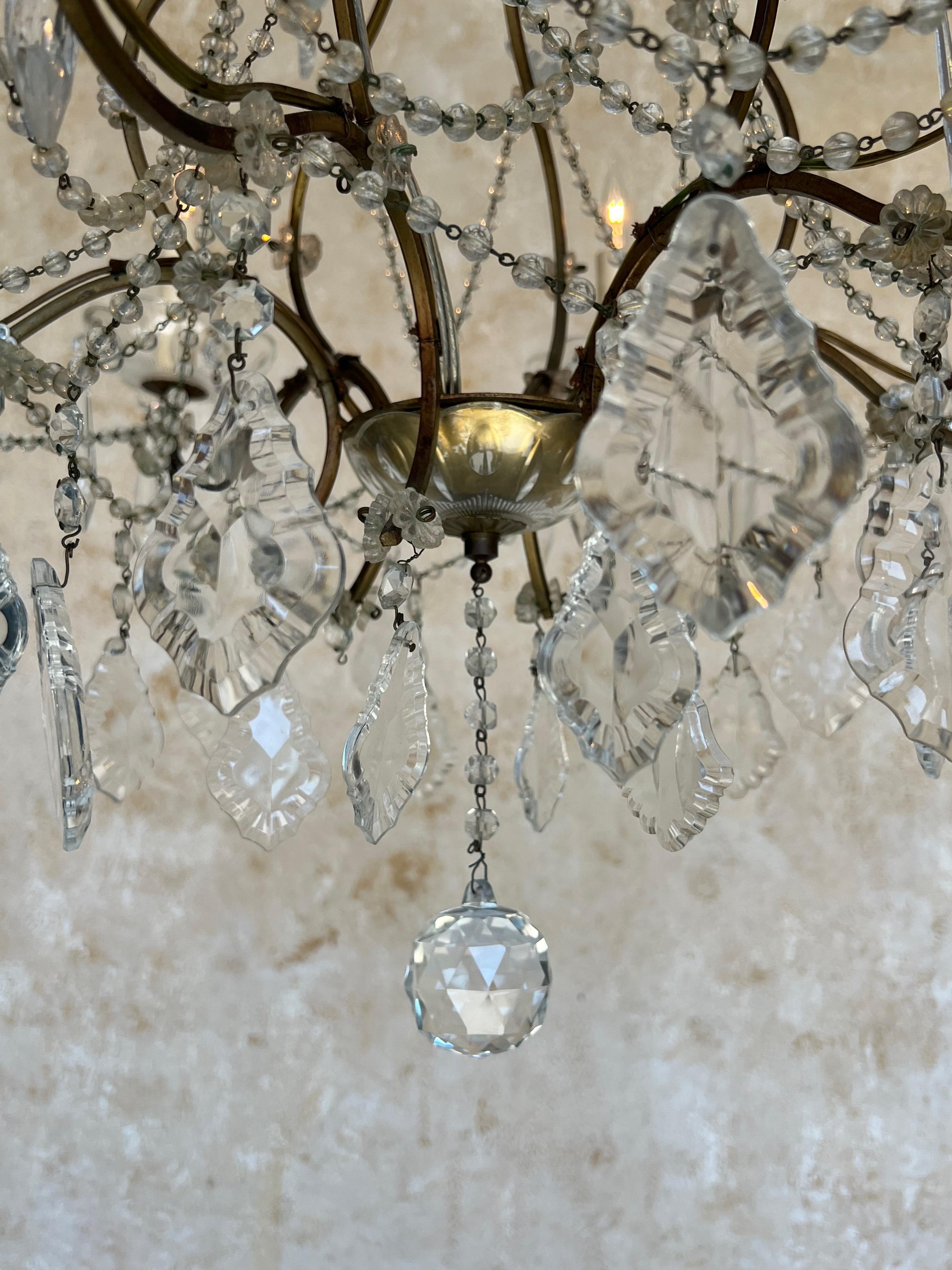 Lustre à six bras en verre et cristal français des années 1920 en vente 2