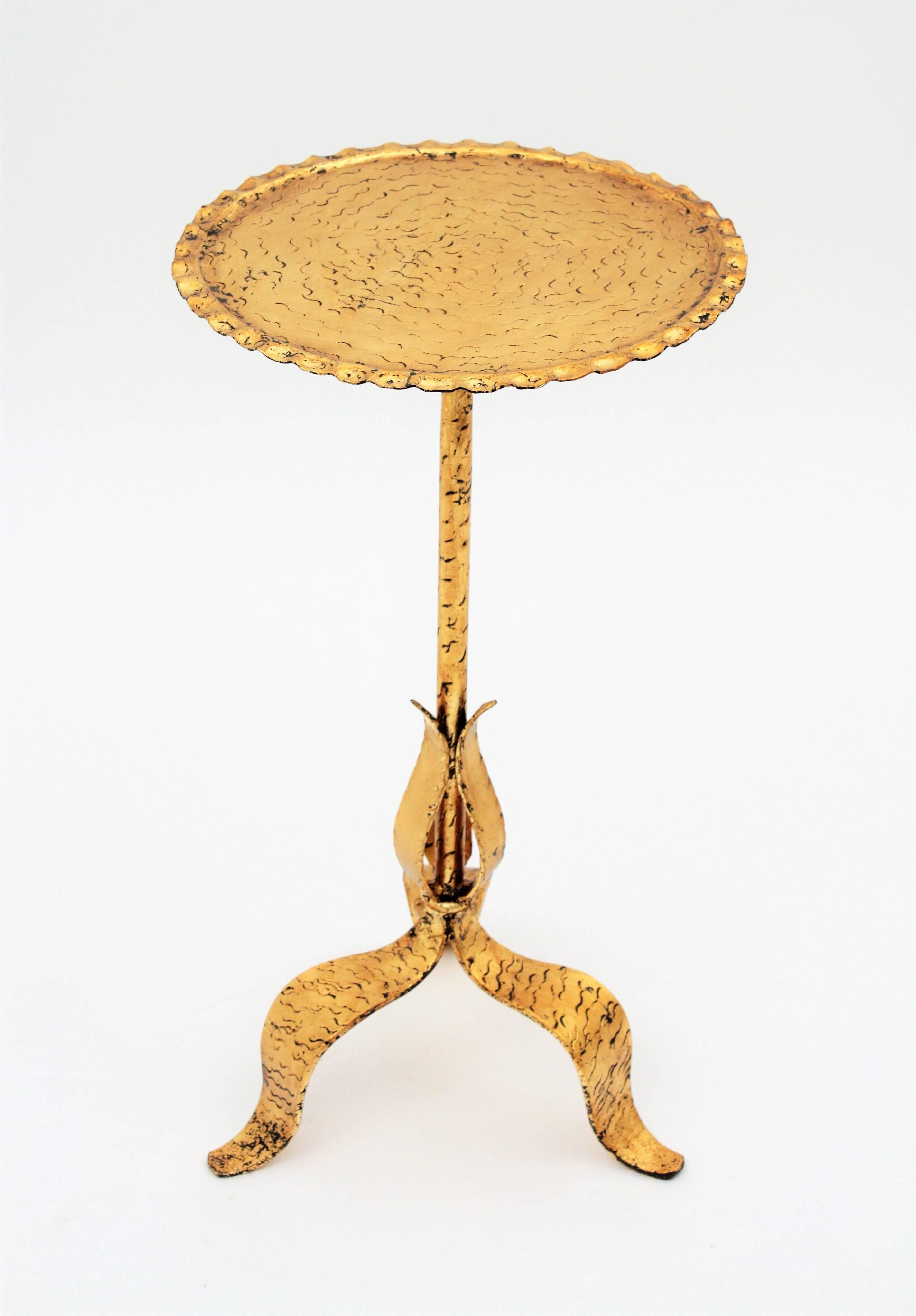 French 1920s Hand-Hammered Gilt Iron Gueridon Table or Stand with Leafed Base In Excellent Condition In Barcelona, ES