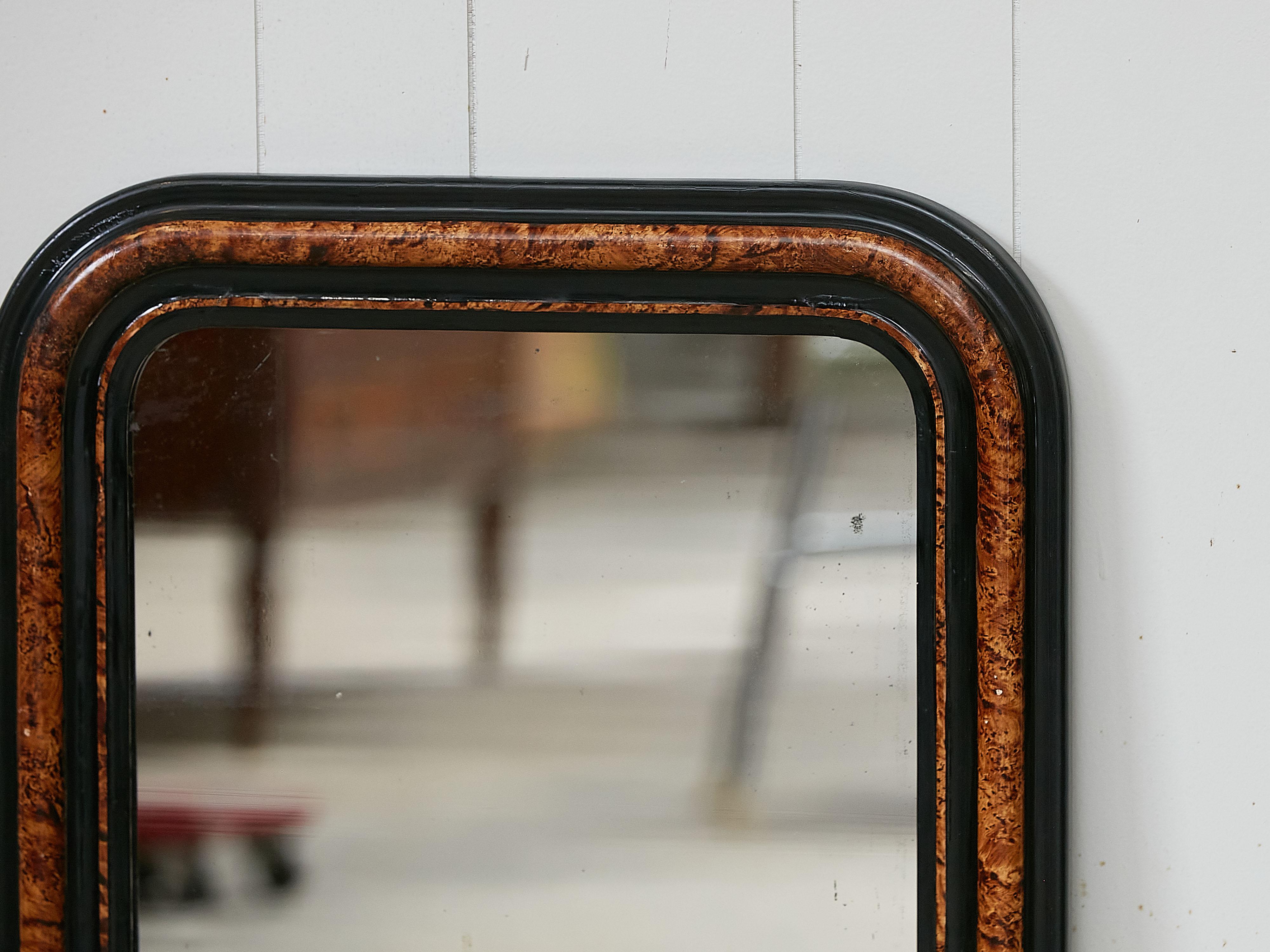 Français Miroir d'inspiration Louis-Philippe des années 1900 avec cadre peint de style écaille en vente