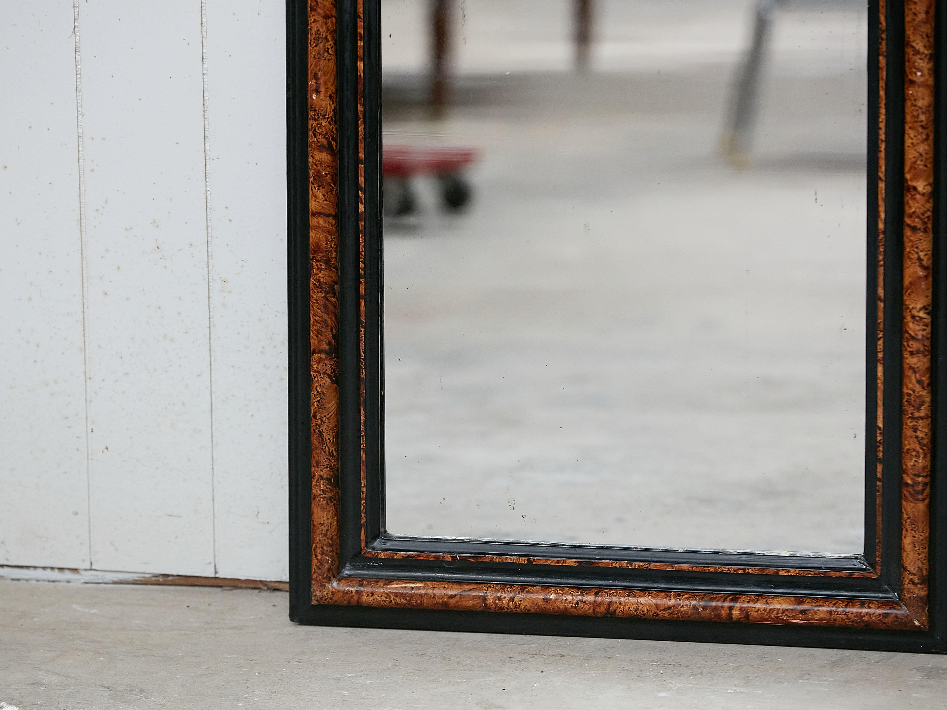 Miroir d'inspiration Louis-Philippe des années 1900 avec cadre peint de style écaille Bon état - En vente à Atlanta, GA