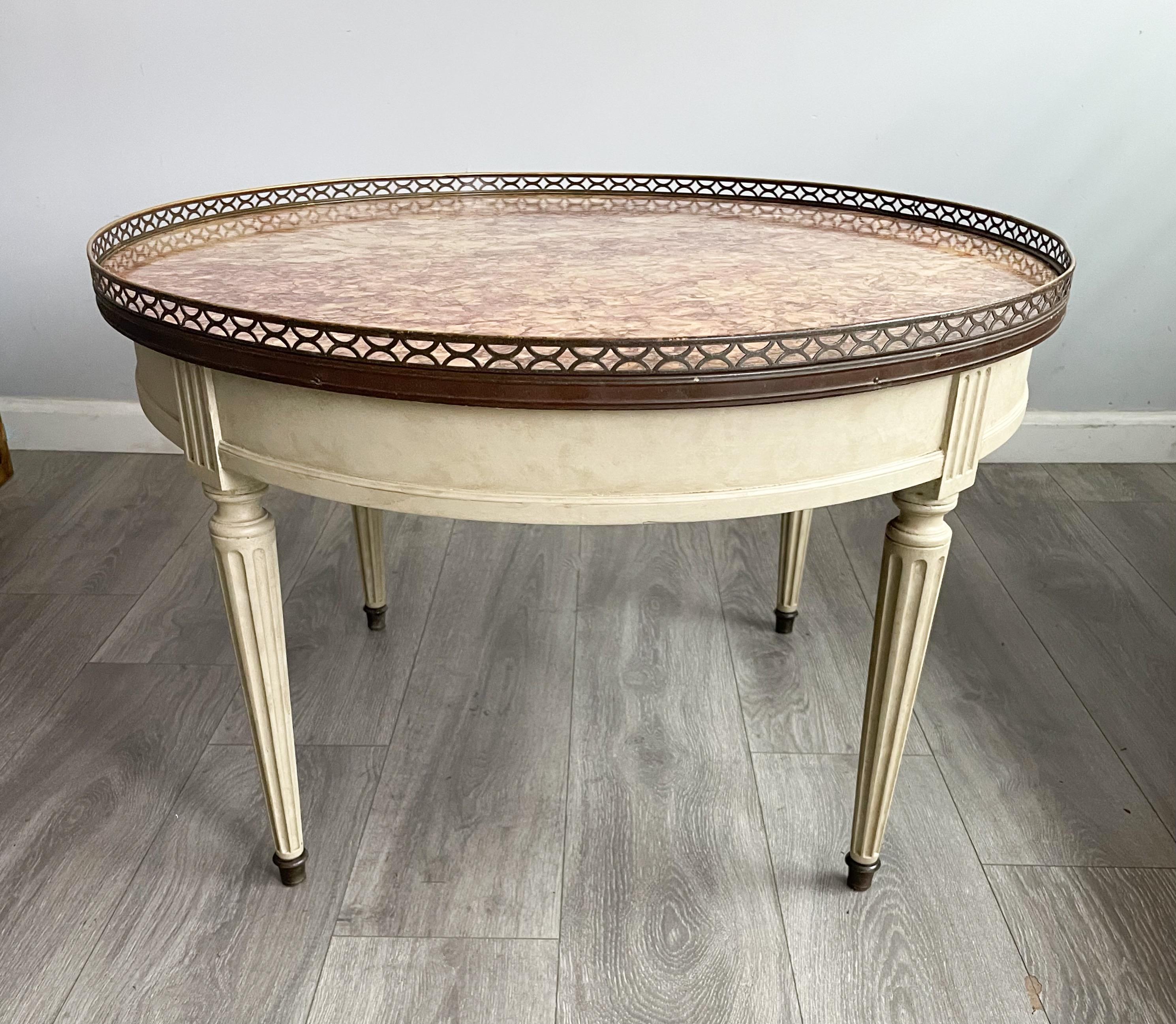 Magnifique table basse française de style Louis XVI des années 1920, avec une base peinte, un plateau en marbre et des garnitures en bronze.

Le cachet incisé indique : MADE IN FRANCE

Usure mineure correspondant à l'âge. 

Un élément de design