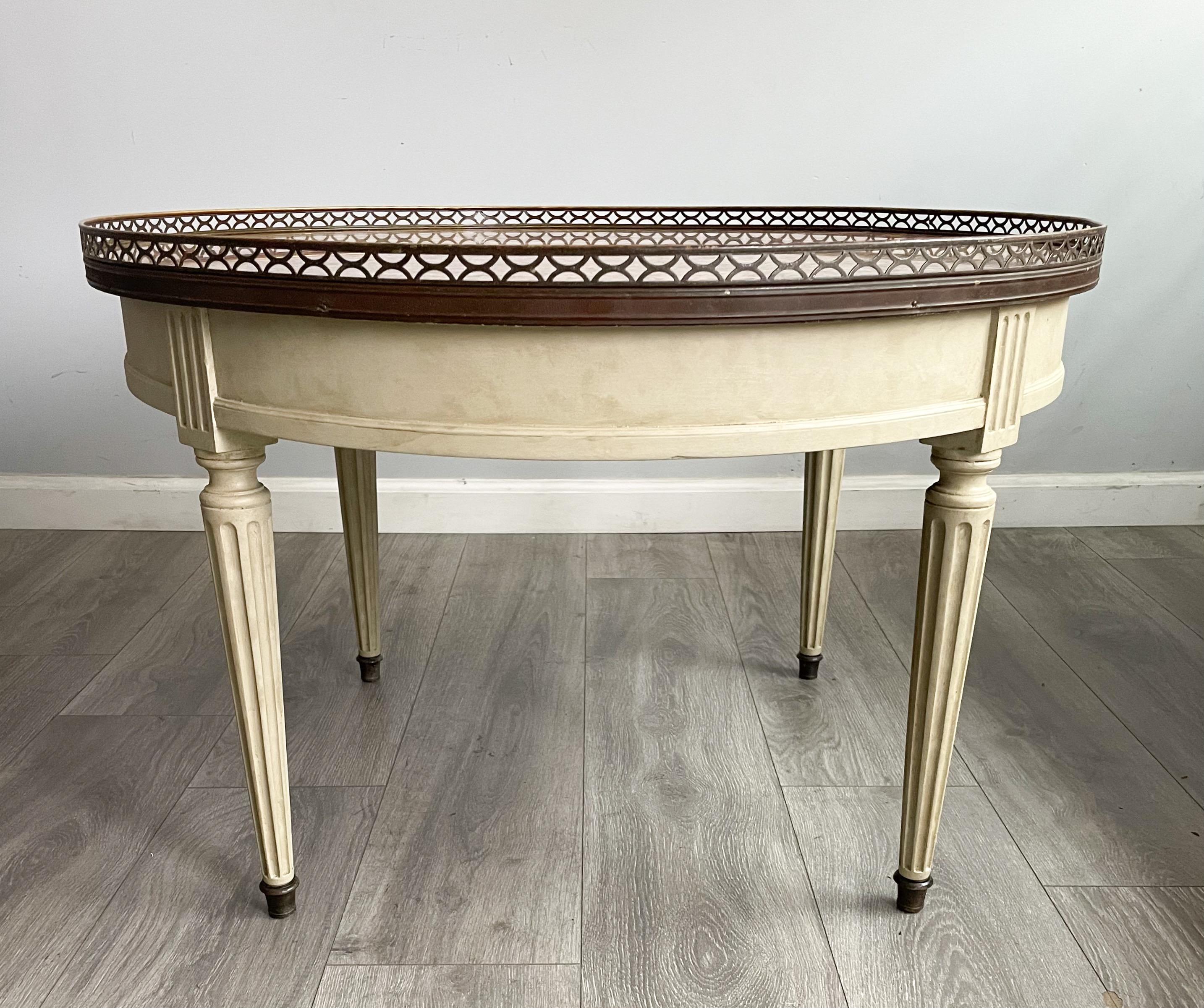 Français Table basse peinte de style Louis XVI des années 1920 en vente