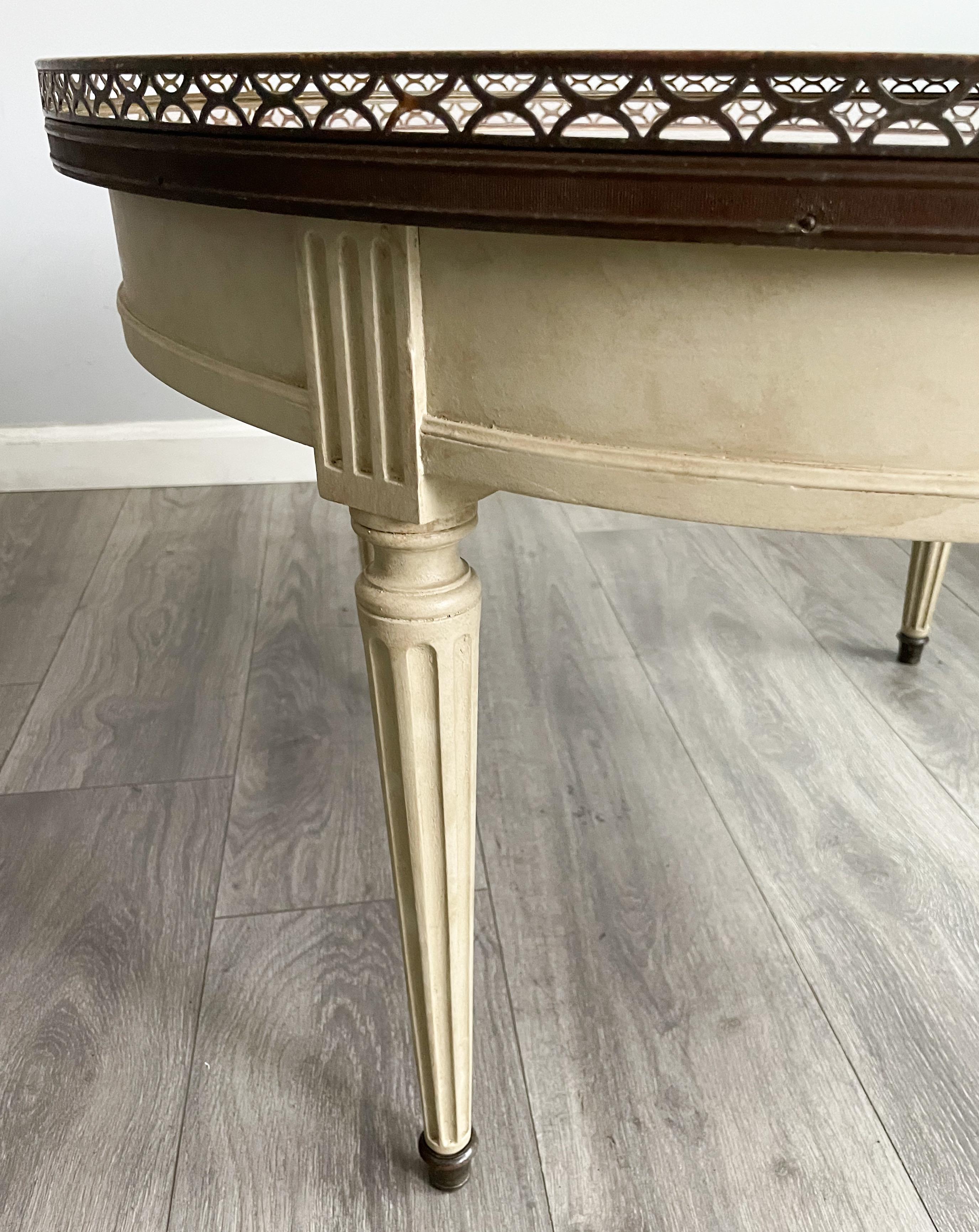 Début du 20ème siècle Table basse peinte de style Louis XVI des années 1920 en vente