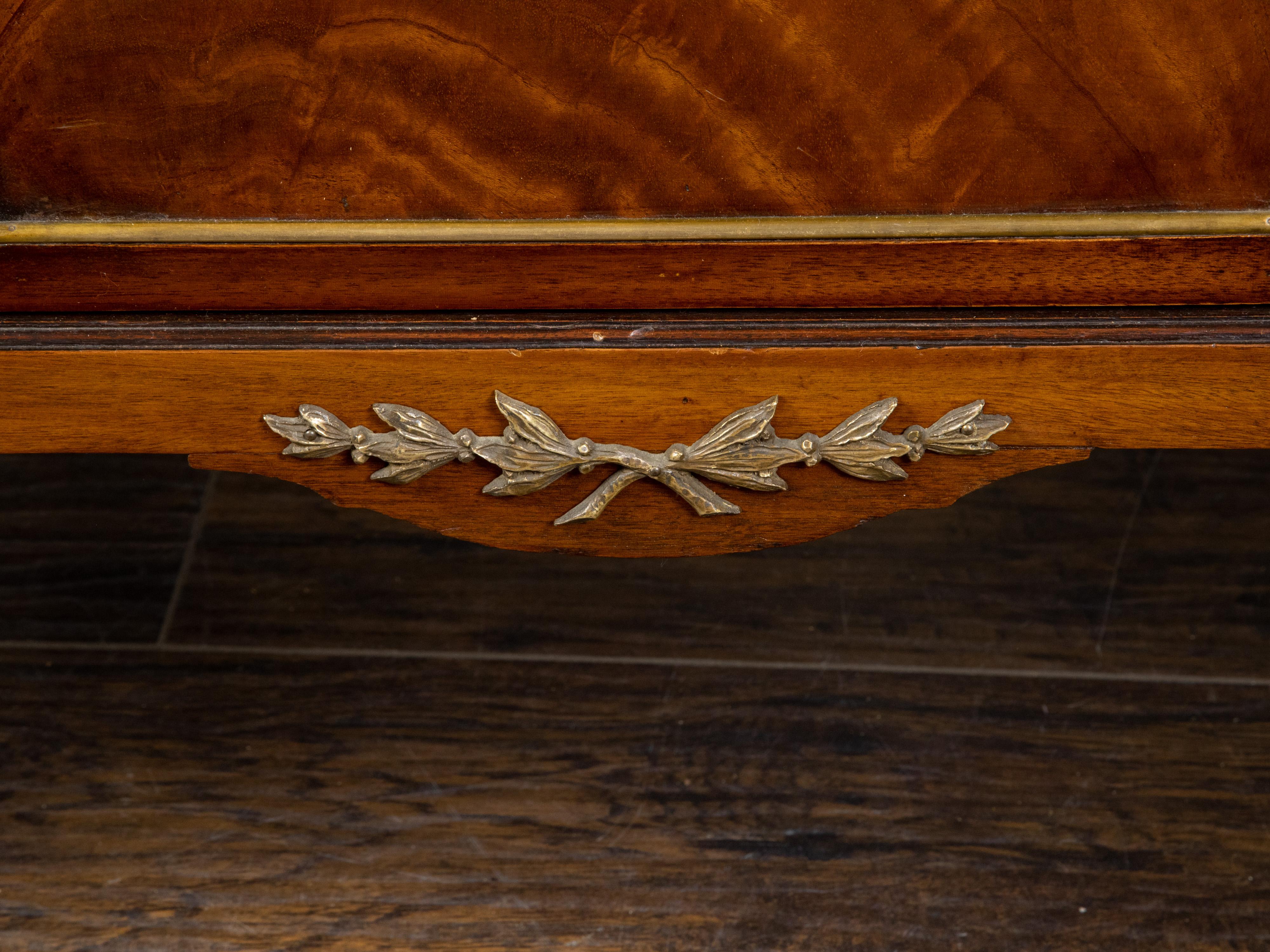 French 1920s Mahogany Five-Drawer Commode with Bronze Mounts and Fluted Motifs For Sale 8