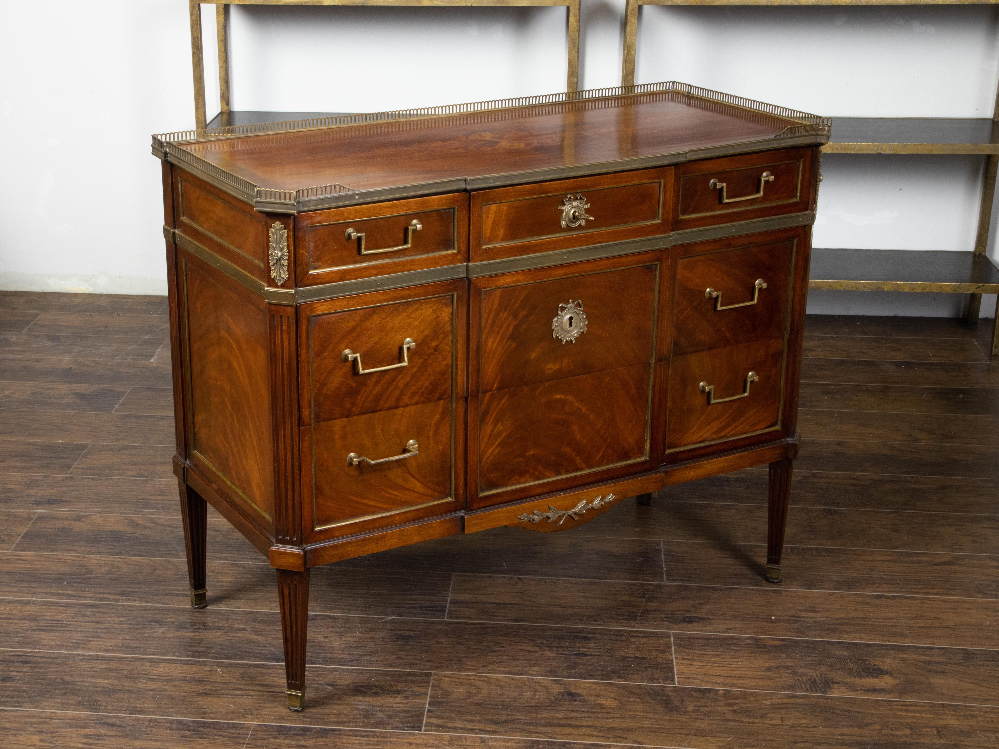 Veneer French 1920s Mahogany Five-Drawer Commode with Bronze Mounts and Fluted Motifs For Sale