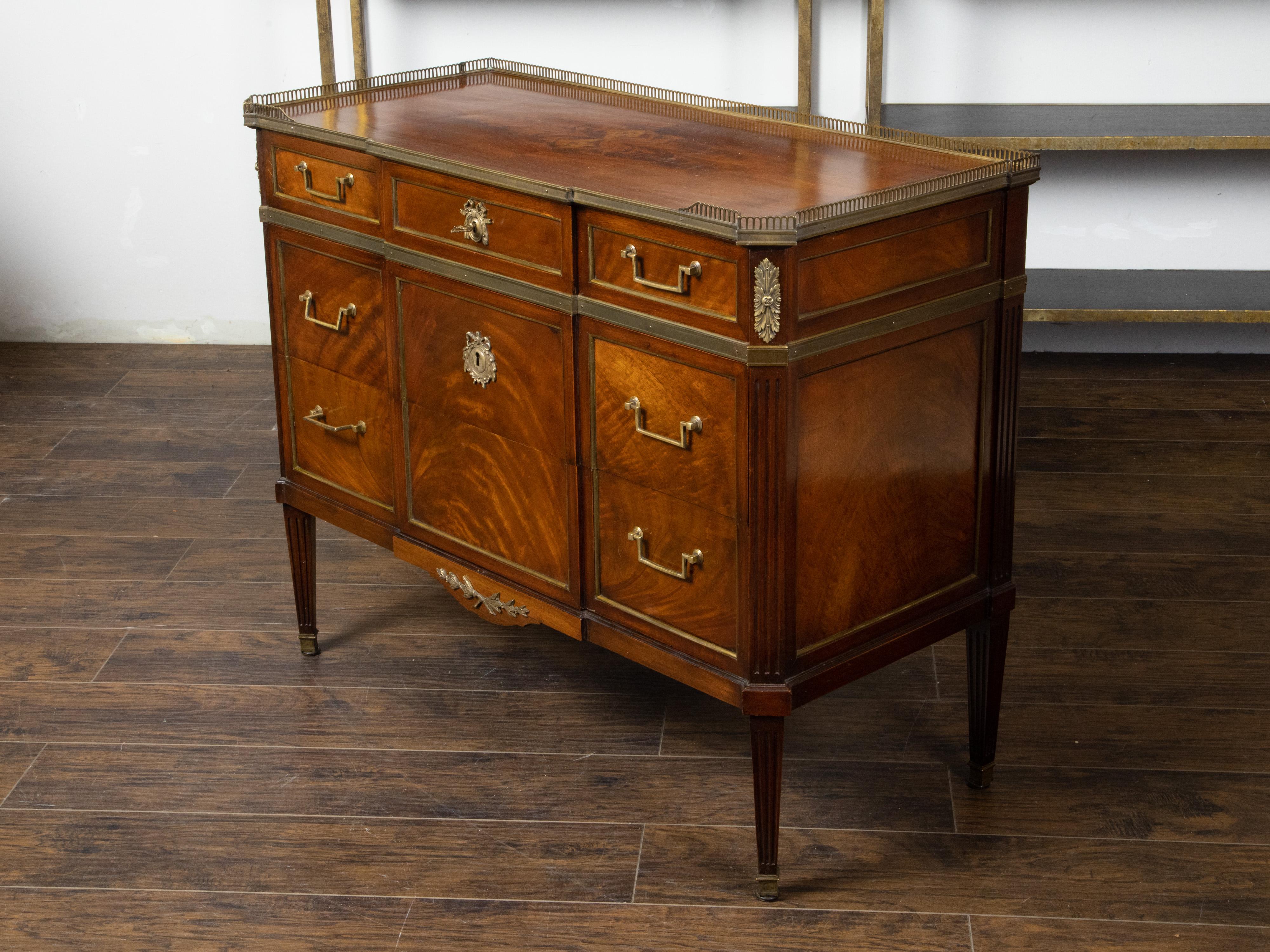 Impiallacciato Commodo francese del 1920 a cinque cassetti in mogano con montature in bronzo e motivi scanalati in vendita