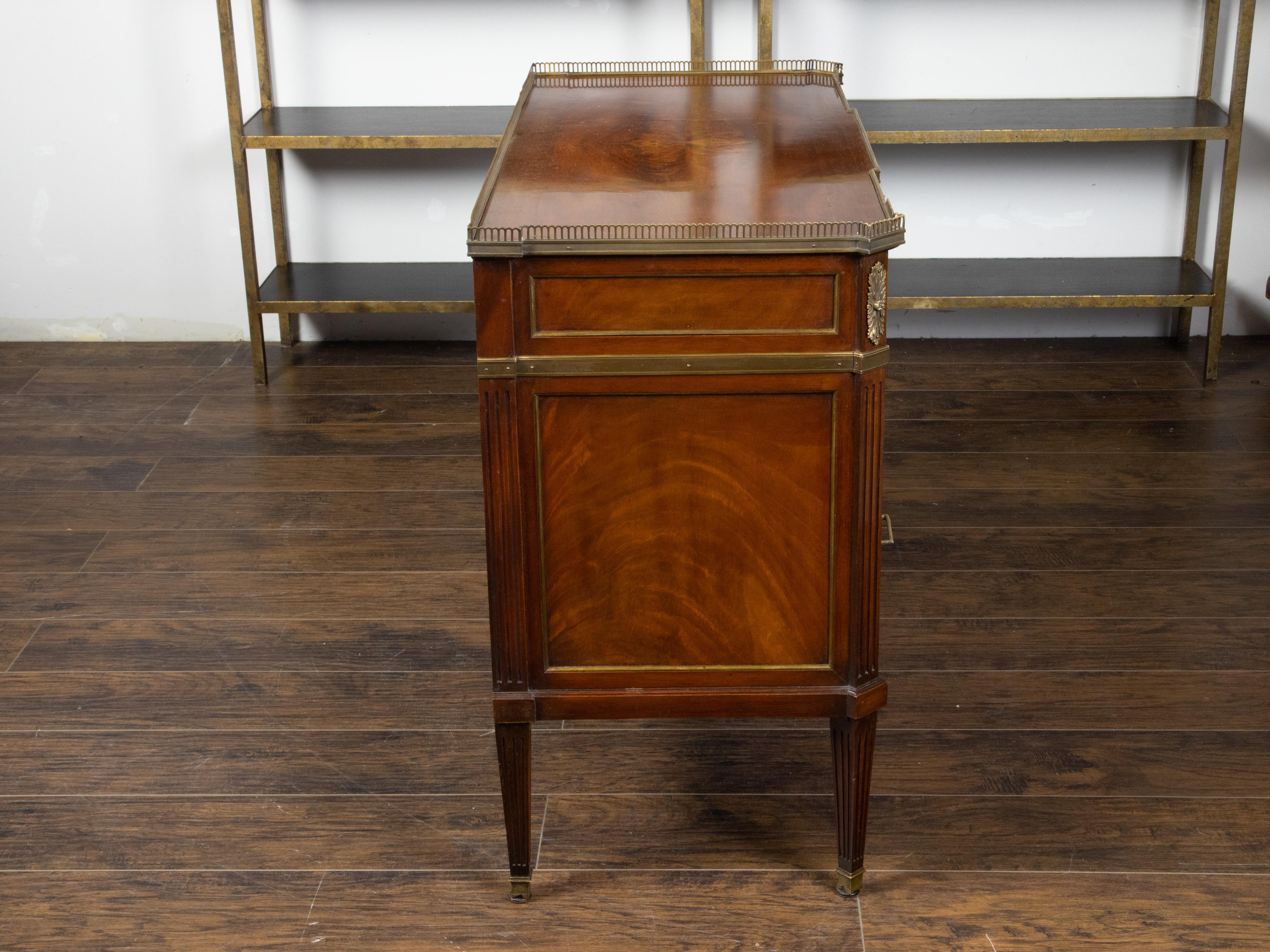 French 1920s Mahogany Five-Drawer Commode with Bronze Mounts and Fluted Motifs For Sale 1