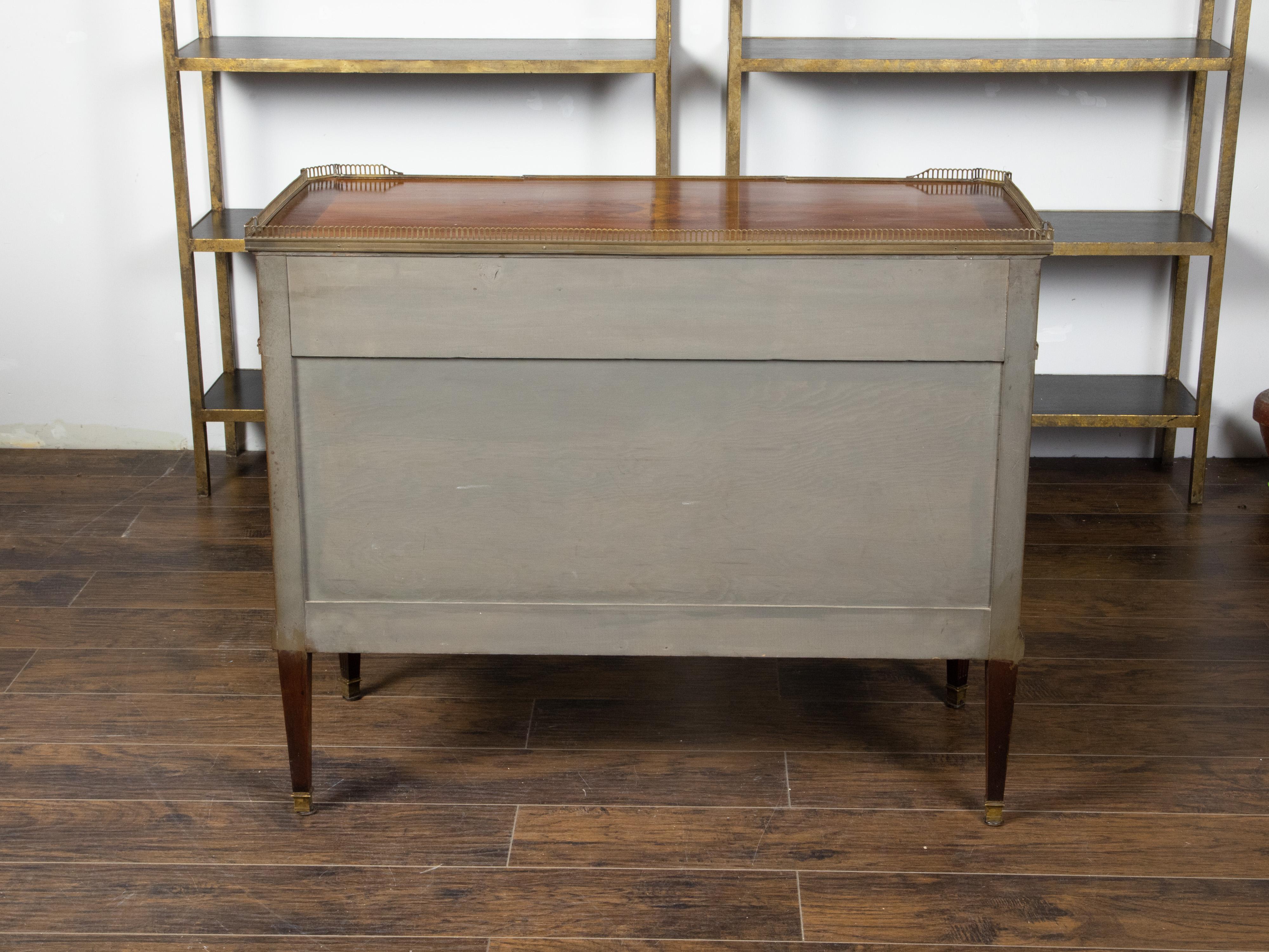 French 1920s Mahogany Five-Drawer Commode with Bronze Mounts and Fluted Motifs For Sale 2