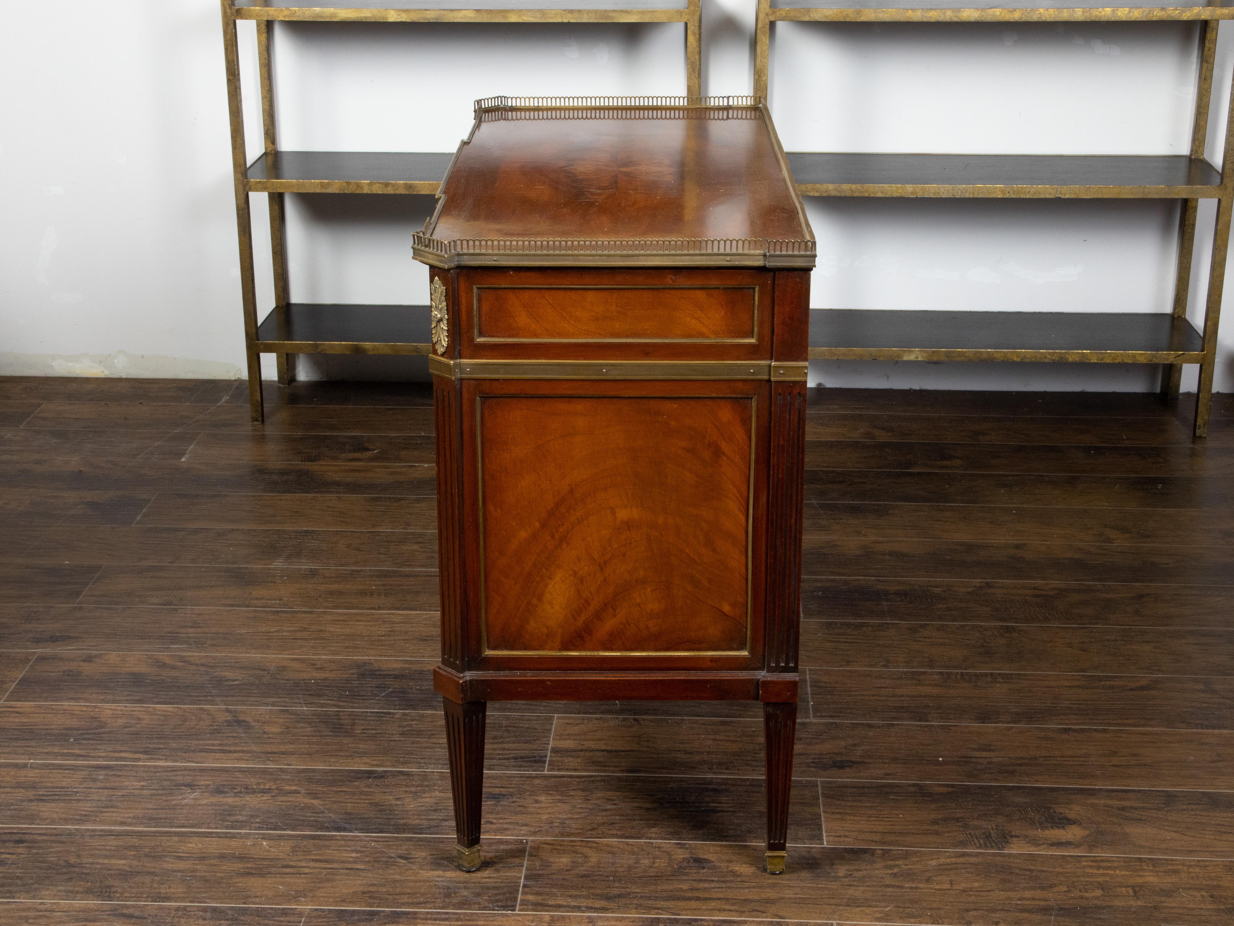 French 1920s Mahogany Five-Drawer Commode with Bronze Mounts and Fluted Motifs For Sale 3