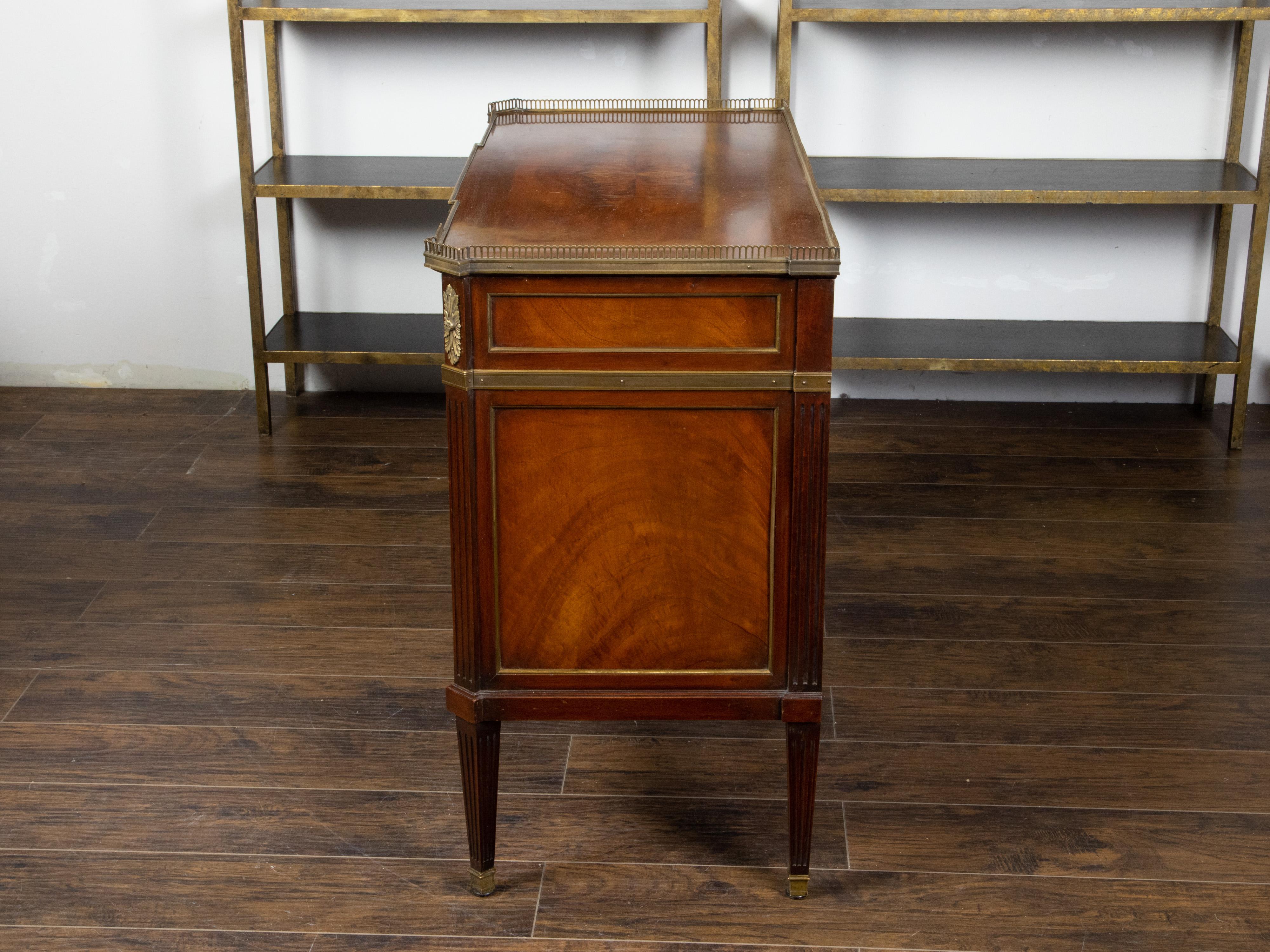 Commodo francese del 1920 a cinque cassetti in mogano con montature in bronzo e motivi scanalati in vendita 1