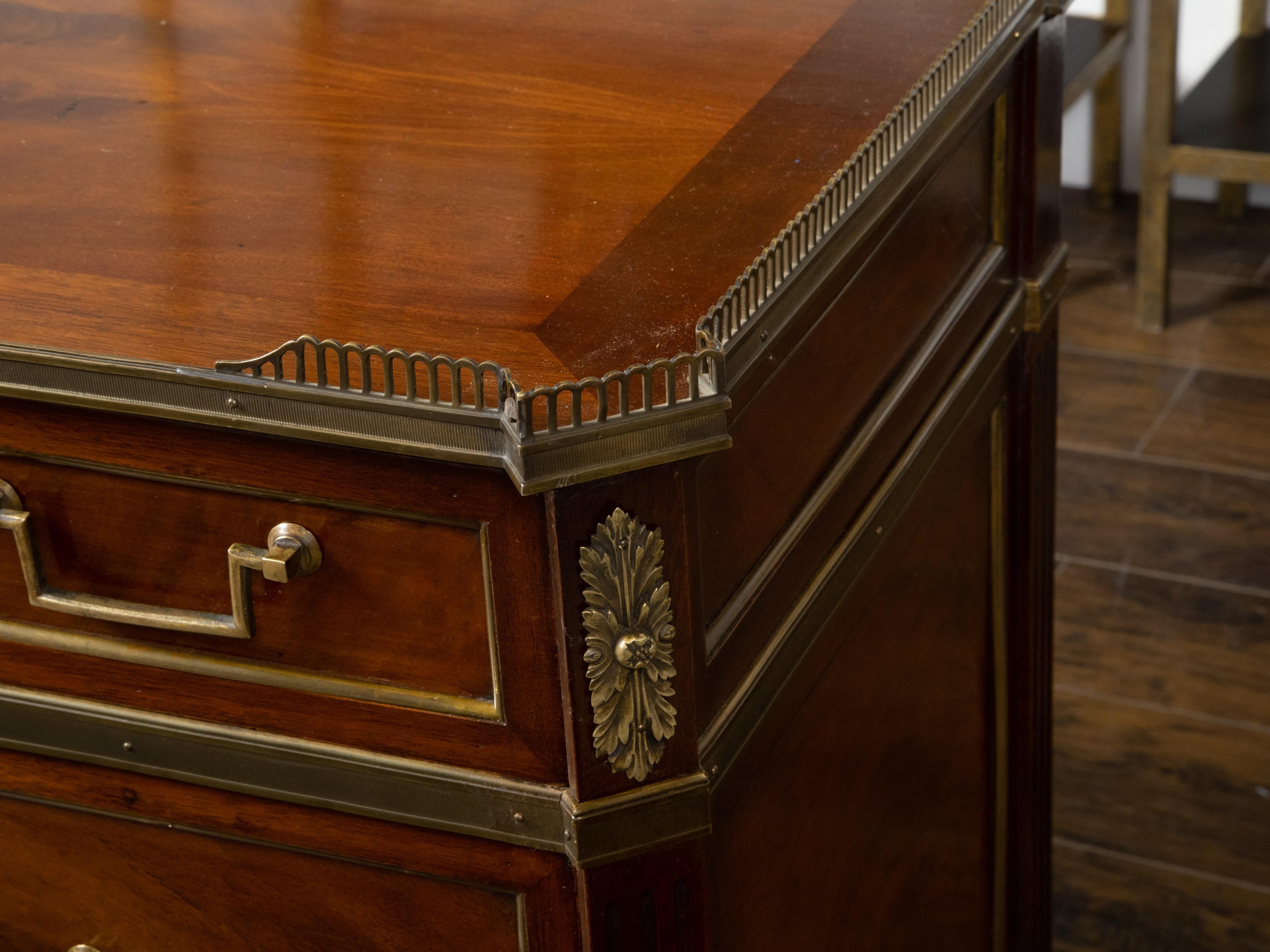 French 1920s Mahogany Five-Drawer Commode with Bronze Mounts and Fluted Motifs For Sale 4