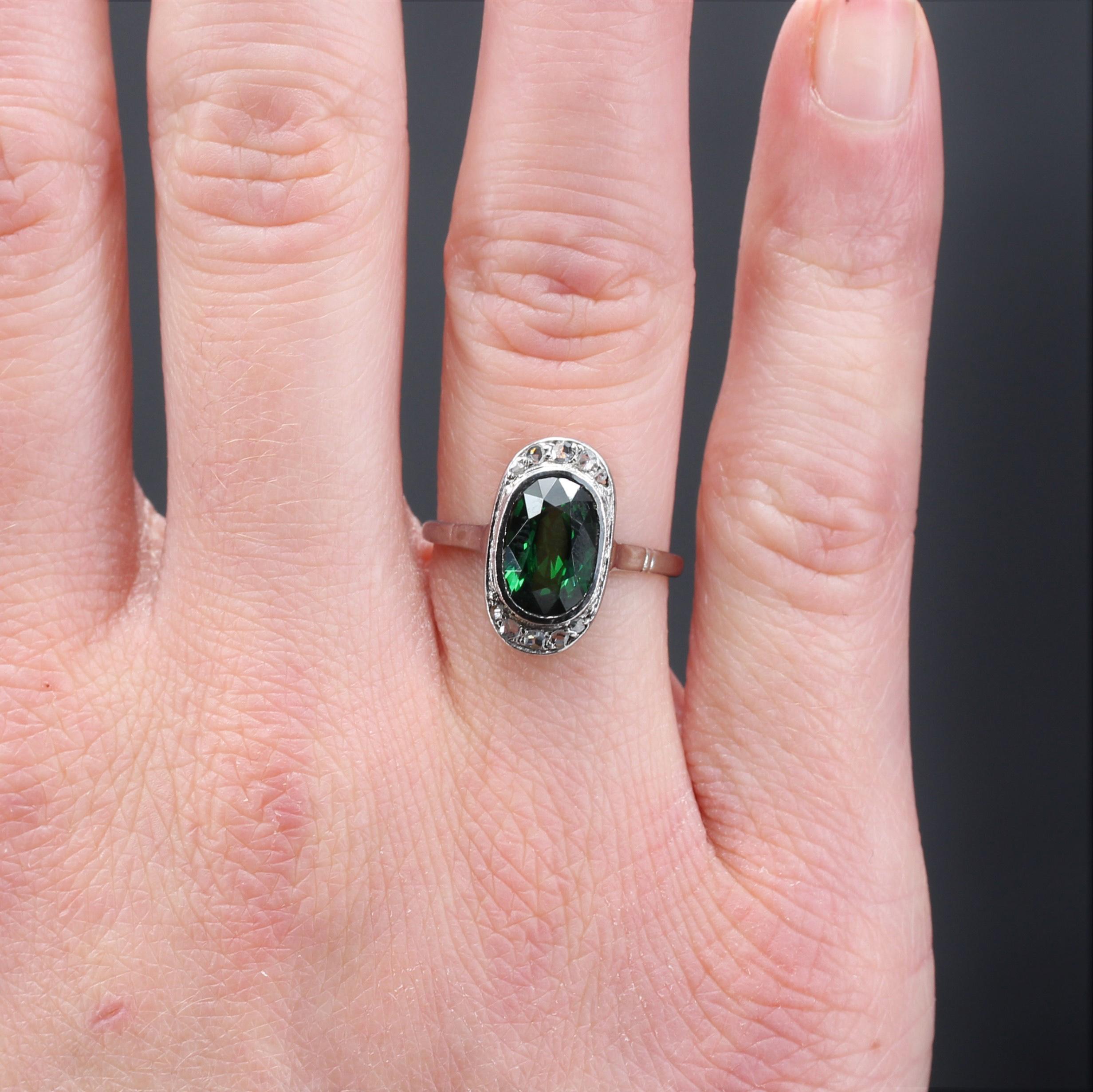 French 1920s Natural Tsavorite Garnet Rose Cut Diamonds 18 Karat White Gold Ring In Good Condition For Sale In Poitiers, FR