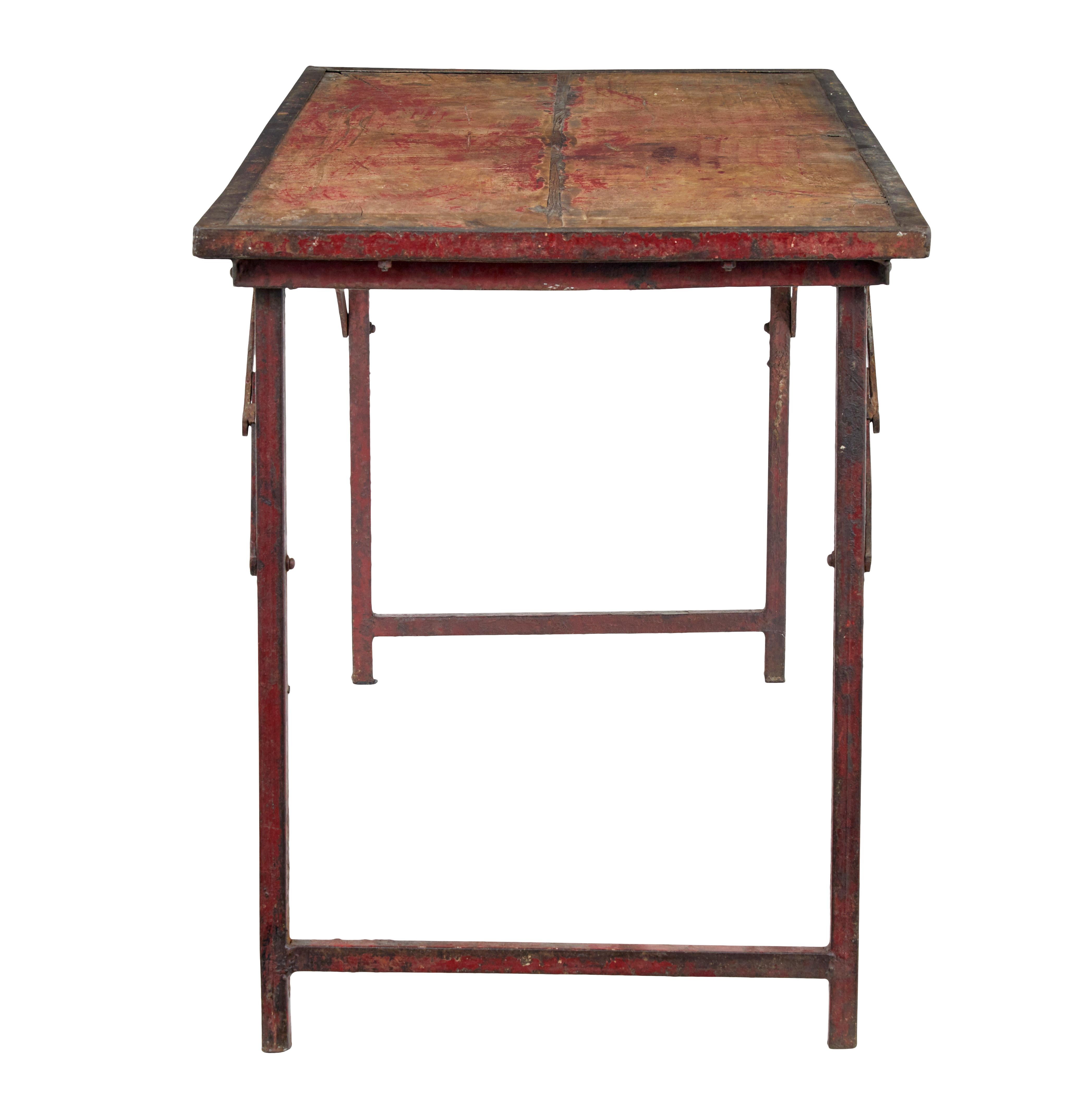 French 1920’s painted folding metalwork table In Good Condition For Sale In Debenham, Suffolk