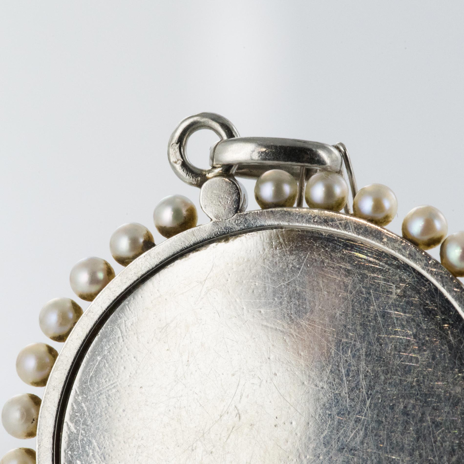 Französisch 1920er Jahre Platin Kette Perlmutt Natürliche Perlen Medaille im Angebot 10