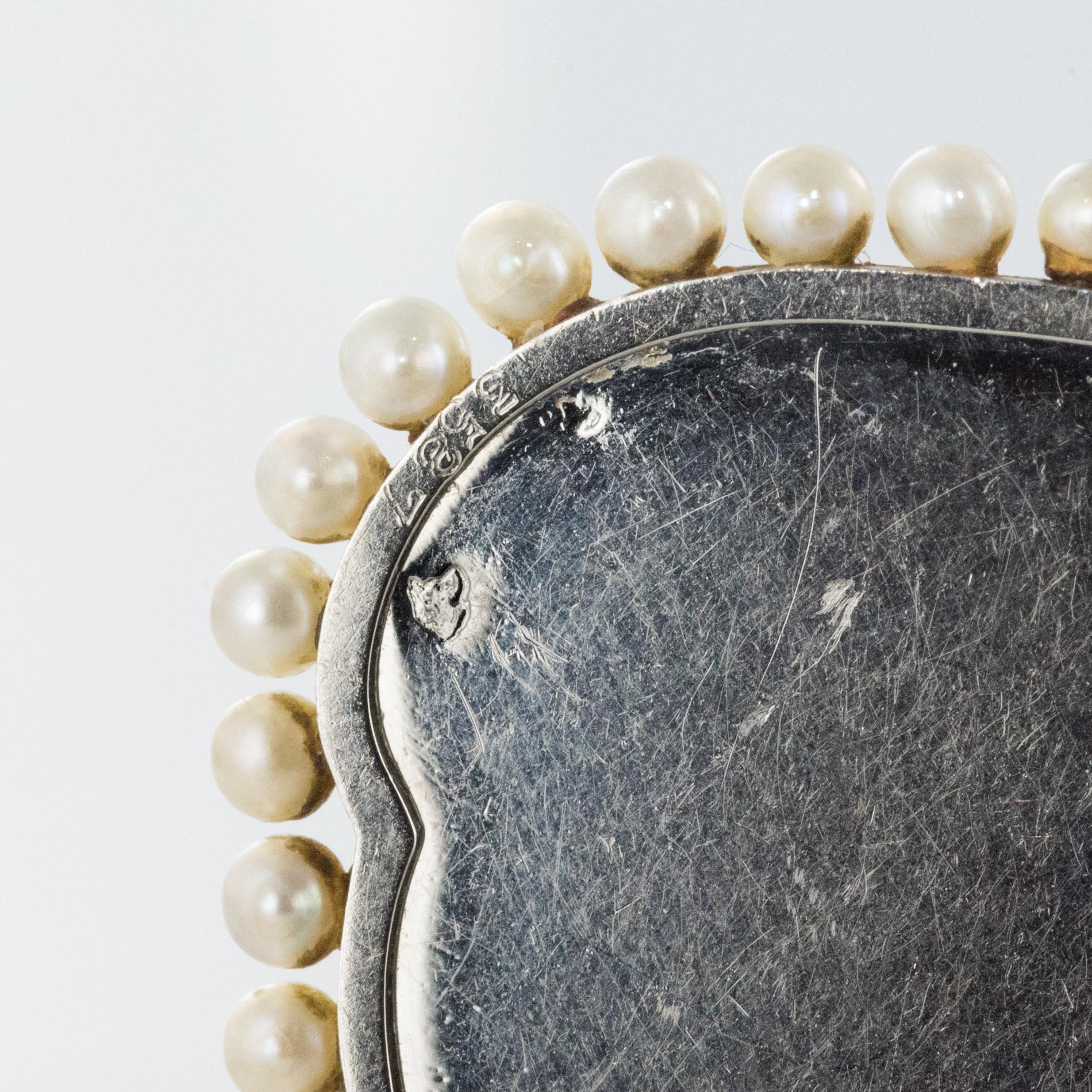 Französisch 1920er Jahre Platin Kette Perlmutt Natürliche Perlen Medaille im Angebot 11