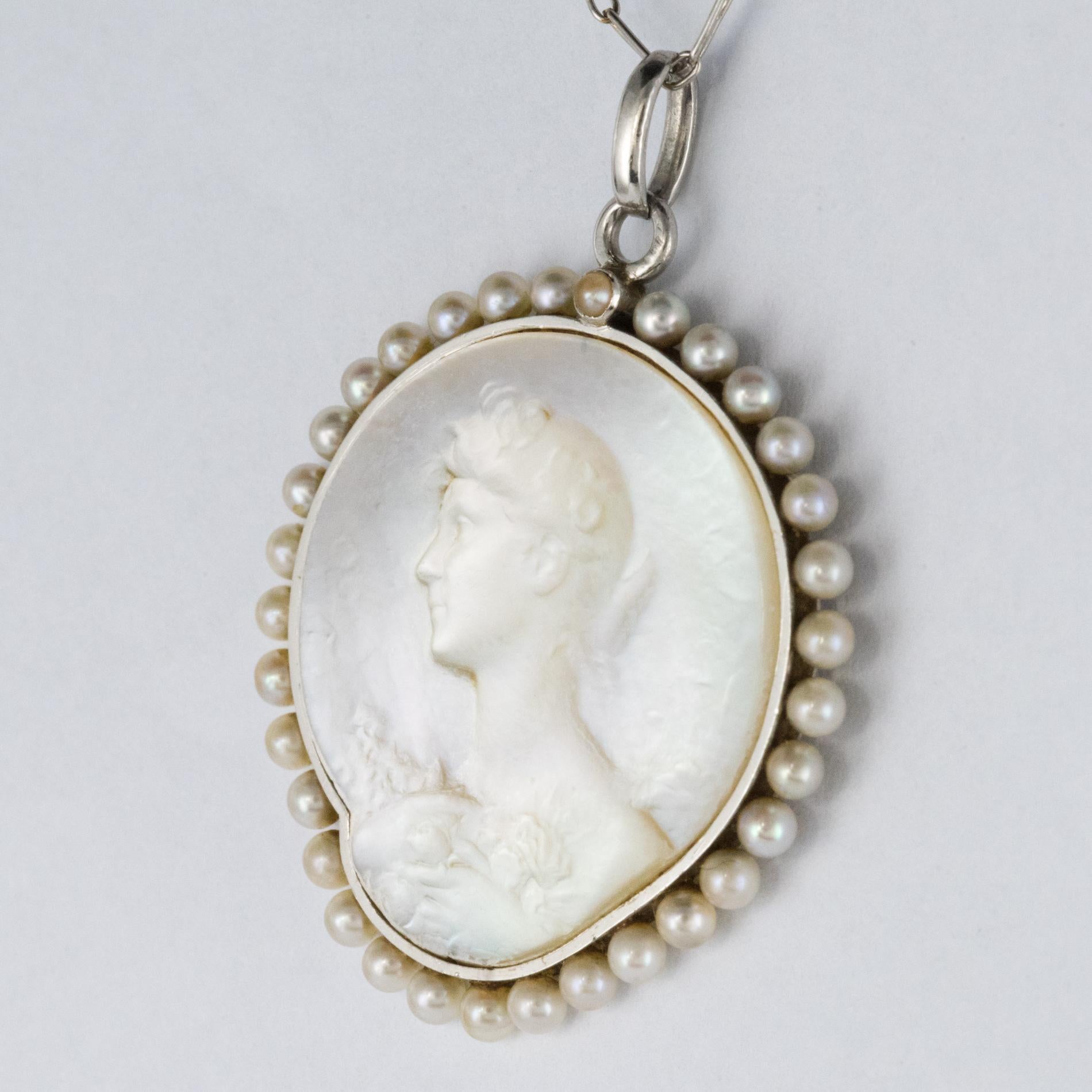 Französisch 1920er Jahre Platin Kette Perlmutt Natürliche Perlen Medaille (Belle Époque) im Angebot