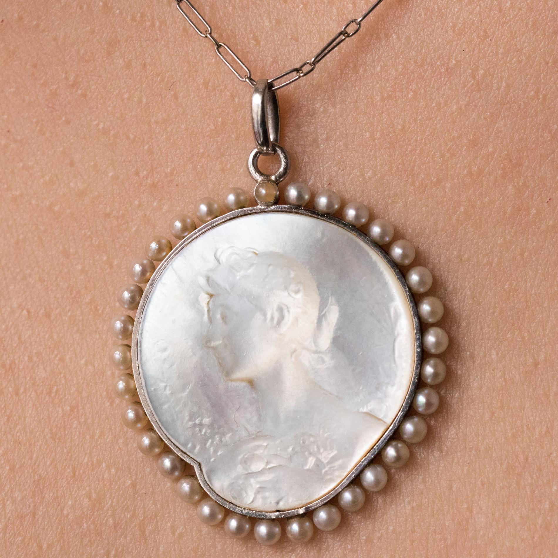 Französisch 1920er Jahre Platin Kette Perlmutt Natürliche Perlen Medaille (Ungeschliffen) im Angebot