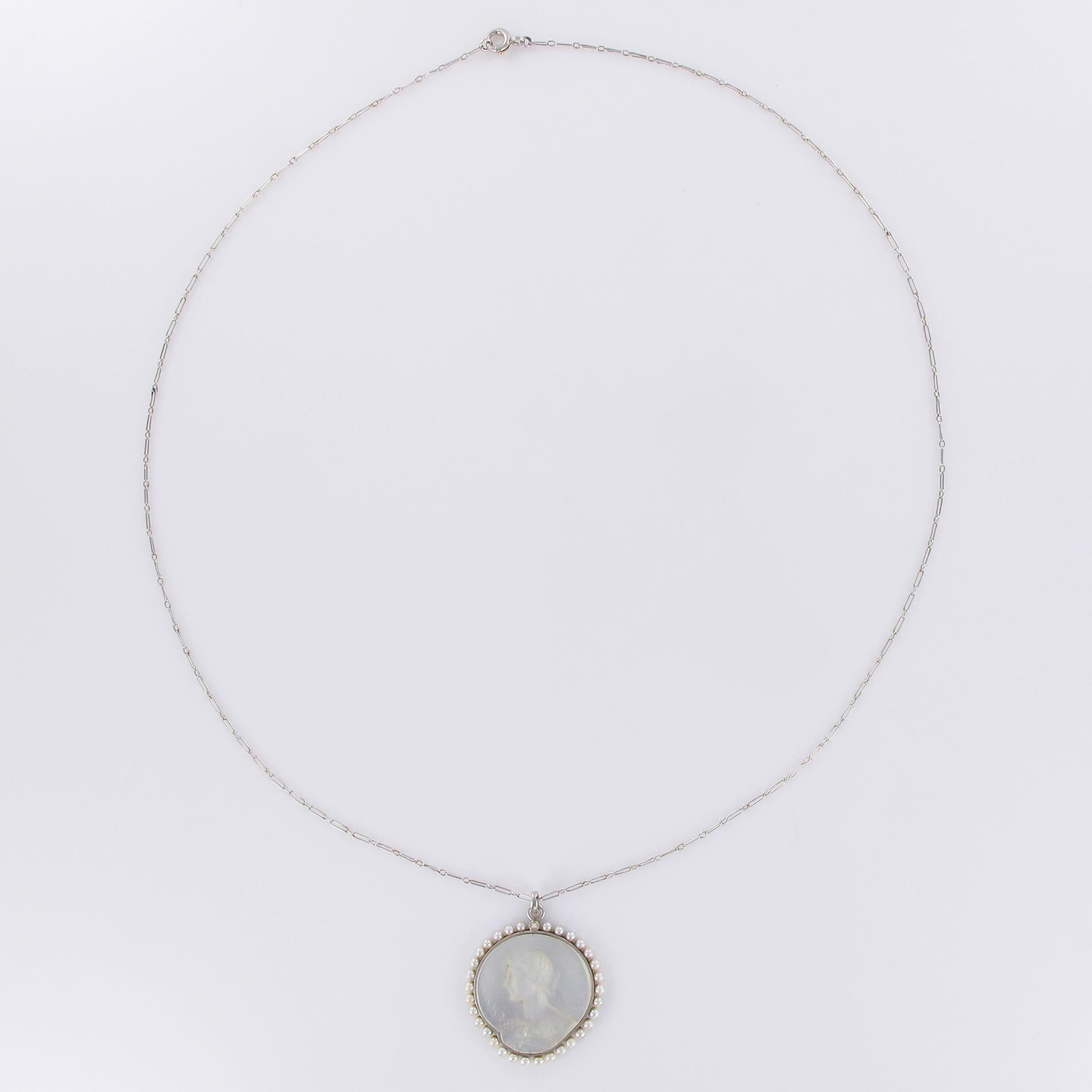Französisch 1920er Jahre Platin Kette Perlmutt Natürliche Perlen Medaille im Angebot 3