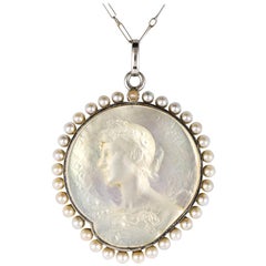 Catena di platino francese degli anni '20 Mother Nature Medaglia di perle naturali