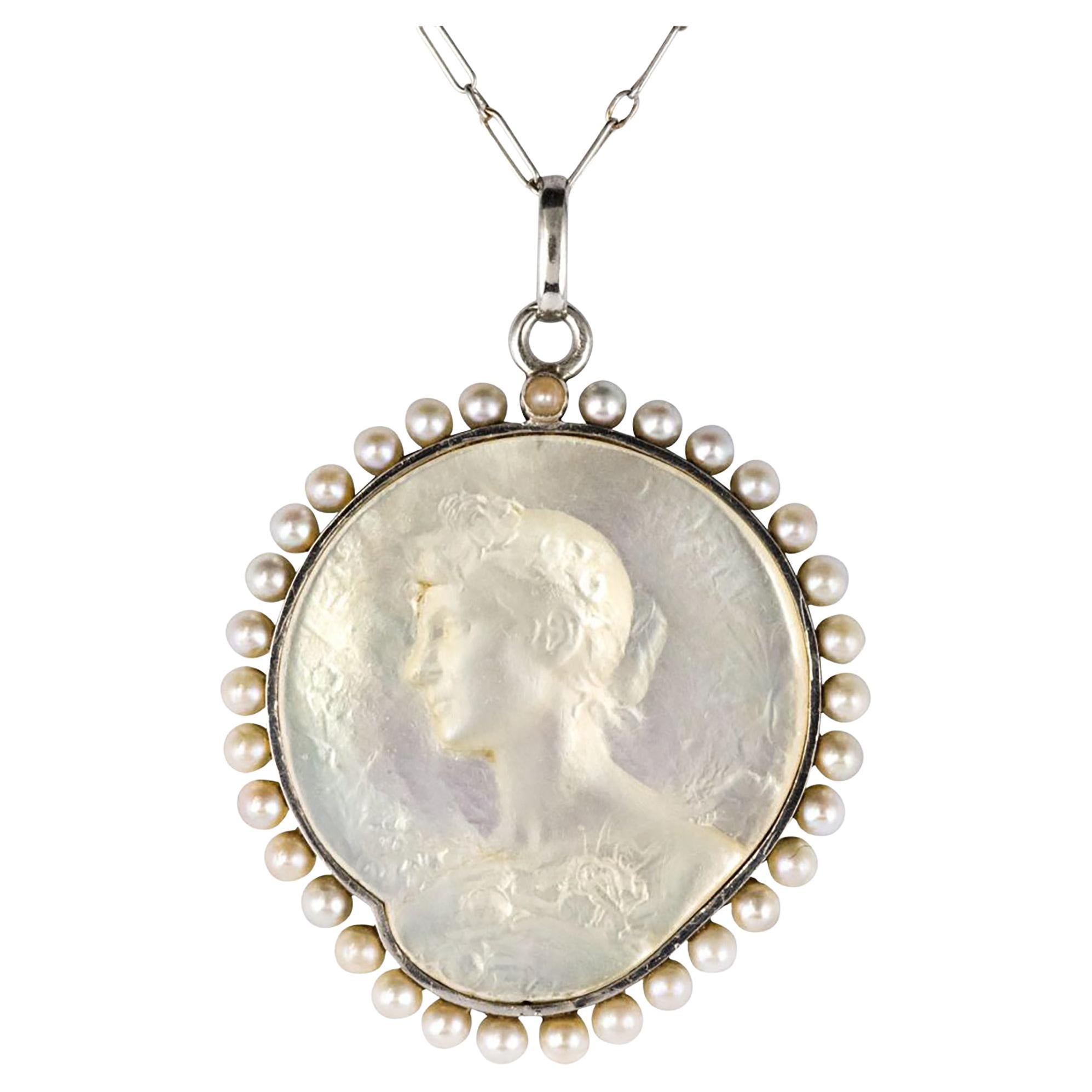 Catena di platino francese degli anni 
20 Mother Nature Medaglia di perle naturali