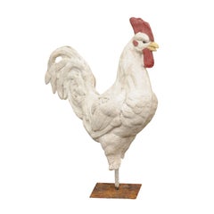 Escultura francesa de gallo de papel maché policromado de los años 20 montada sobre base metálica