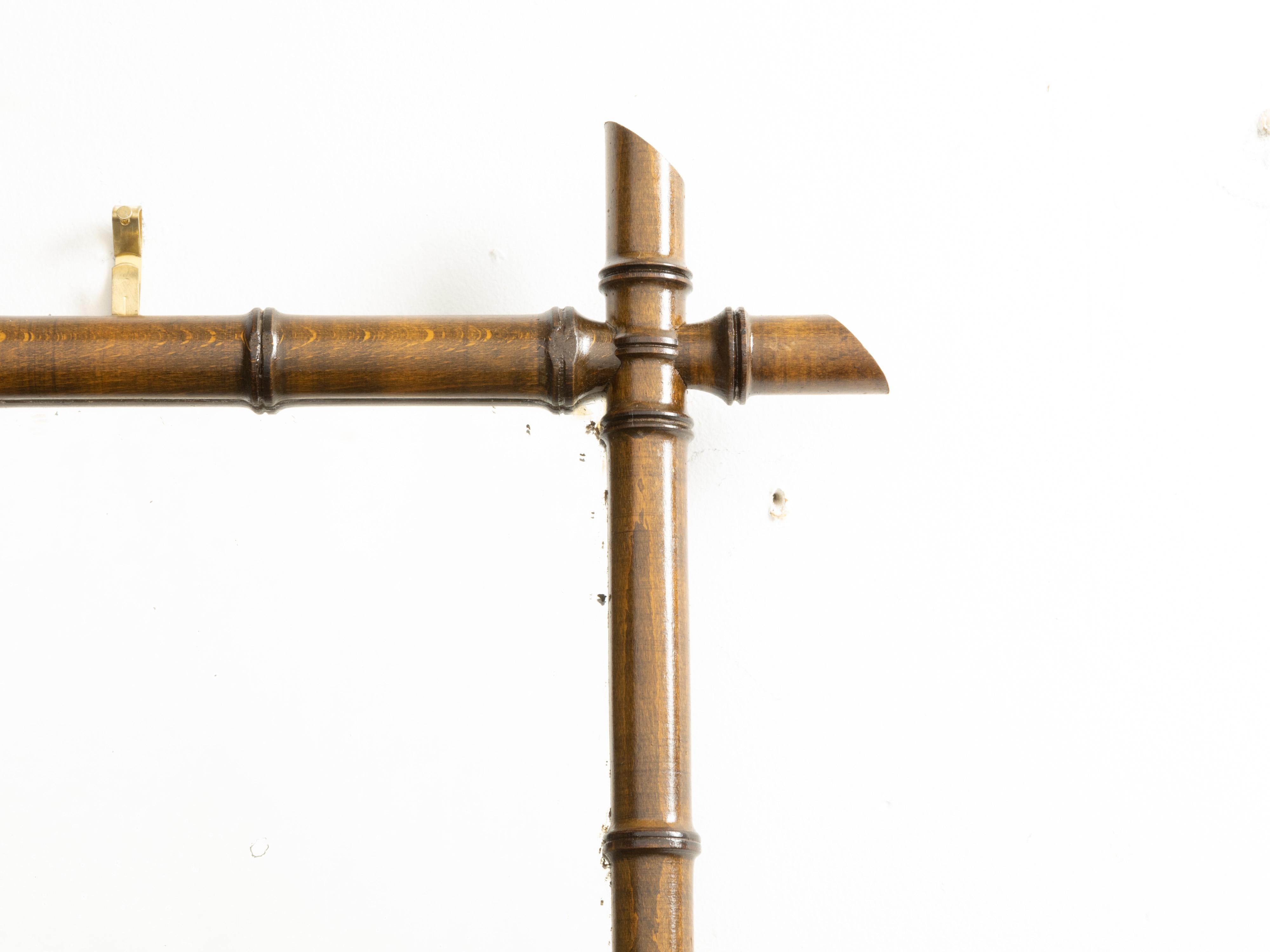XX secolo Specchio rettangolare francese del 1920 in finto bambù e noce con patina marrone in vendita