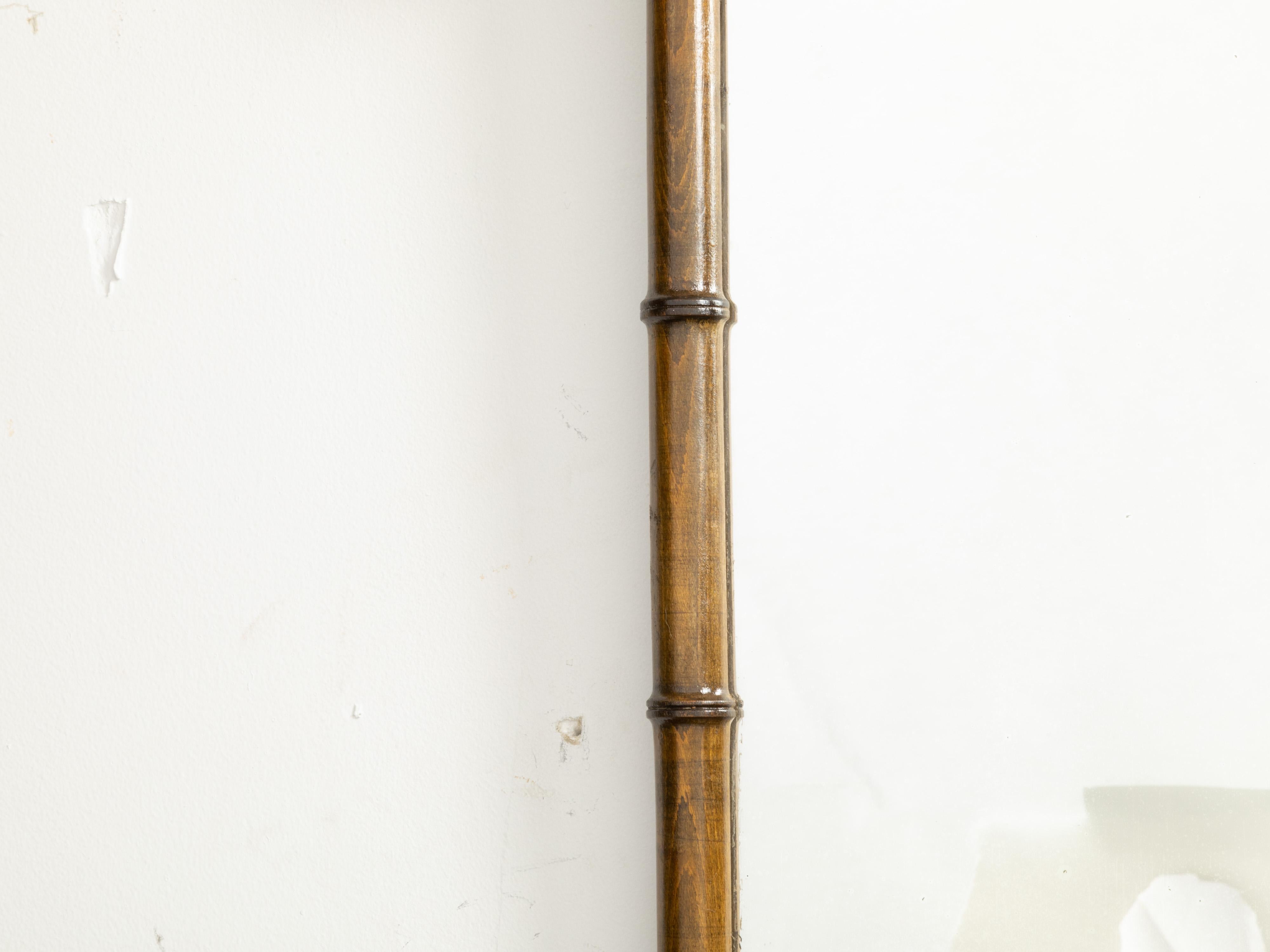 Specchio rettangolare francese del 1920 in finto bambù e noce con patina marrone in vendita 1
