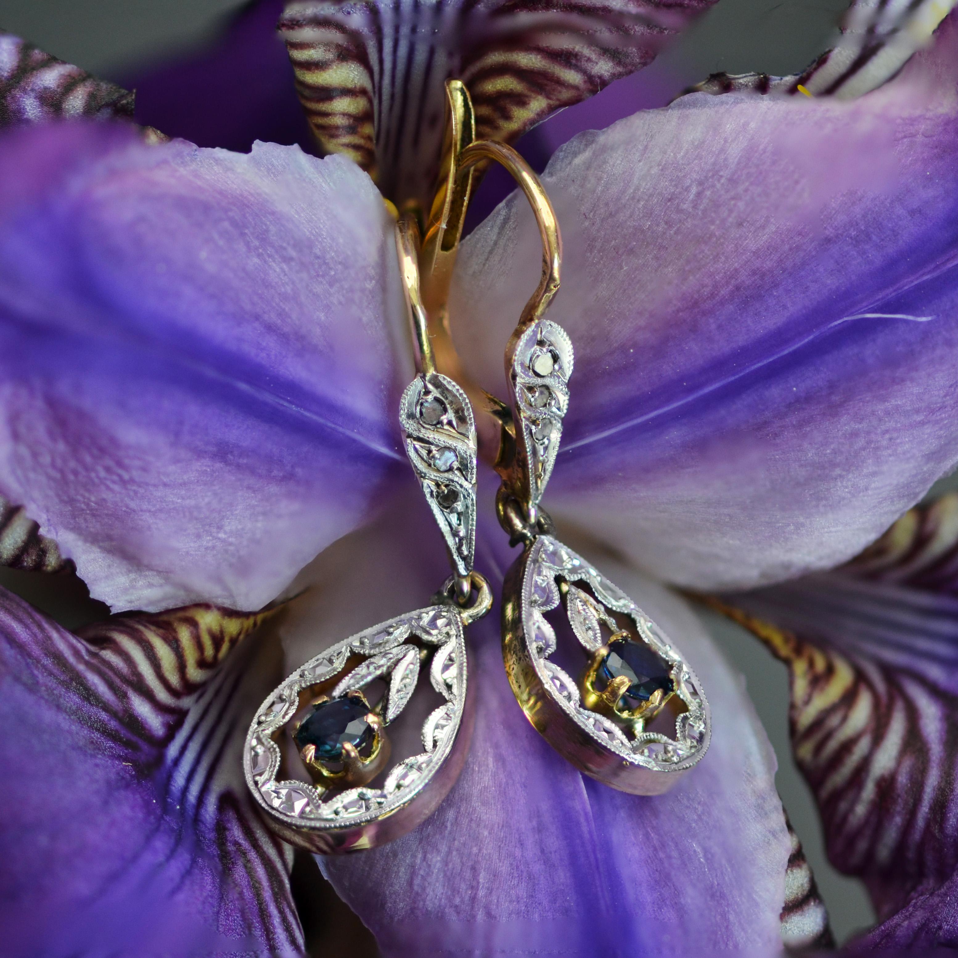 Art Deco French 1920s Sapphire Diamonds 18 Karat Yellow White Gold Dangle Earrings For Sale