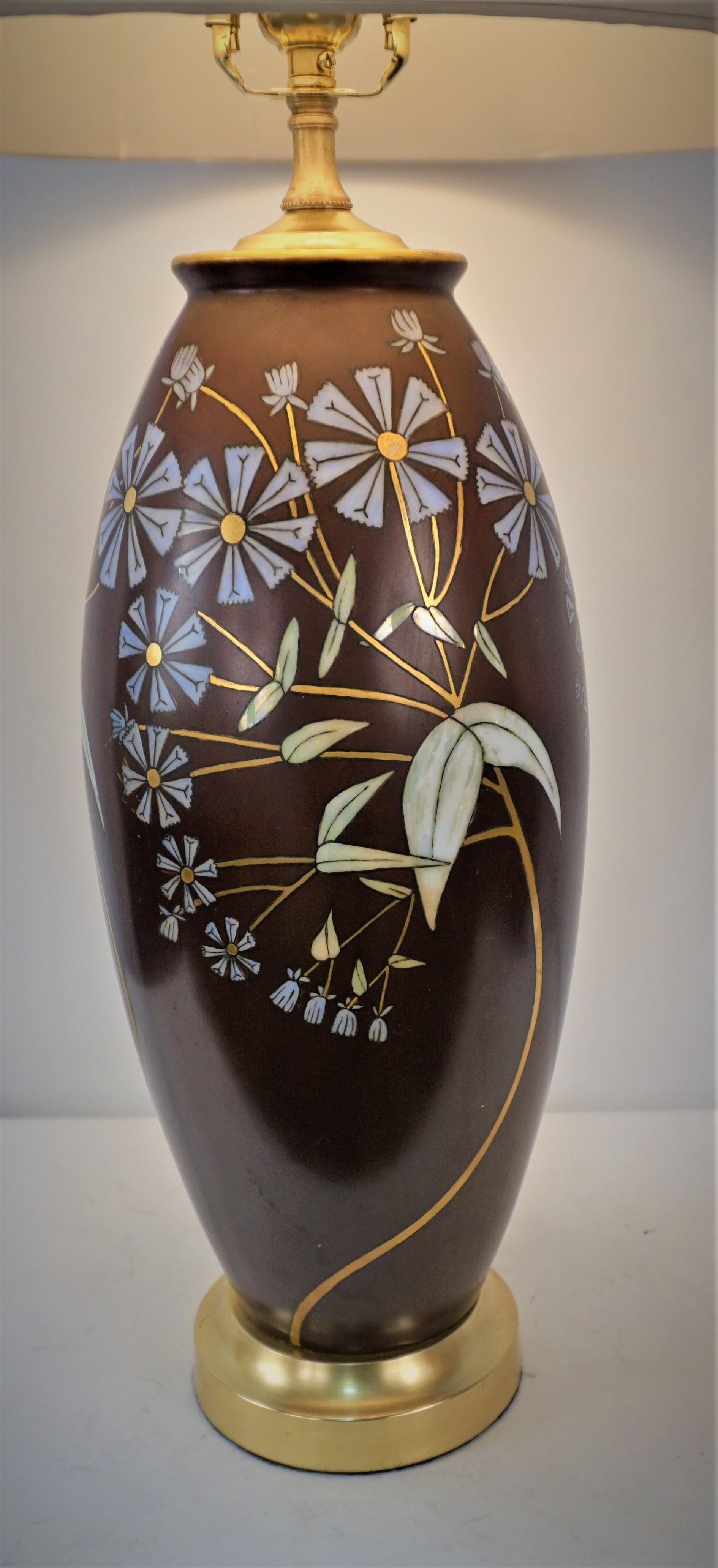 Magnifique vase en porcelaine de Sèvres des années 1920 transformé en lampe de table et auquel on a ajouté plus tard une base en bronze.
Câblage professionnel avec prise à trois voies et abat-jour en soie.