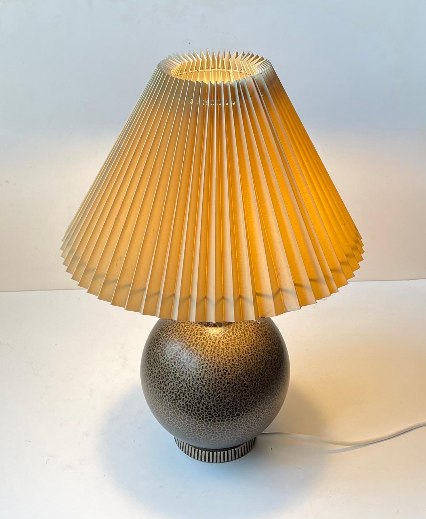 Early 20th Century French 1920s Table Lamp in the Style Jean Besnard, Black - Gold Craquelé For Sale